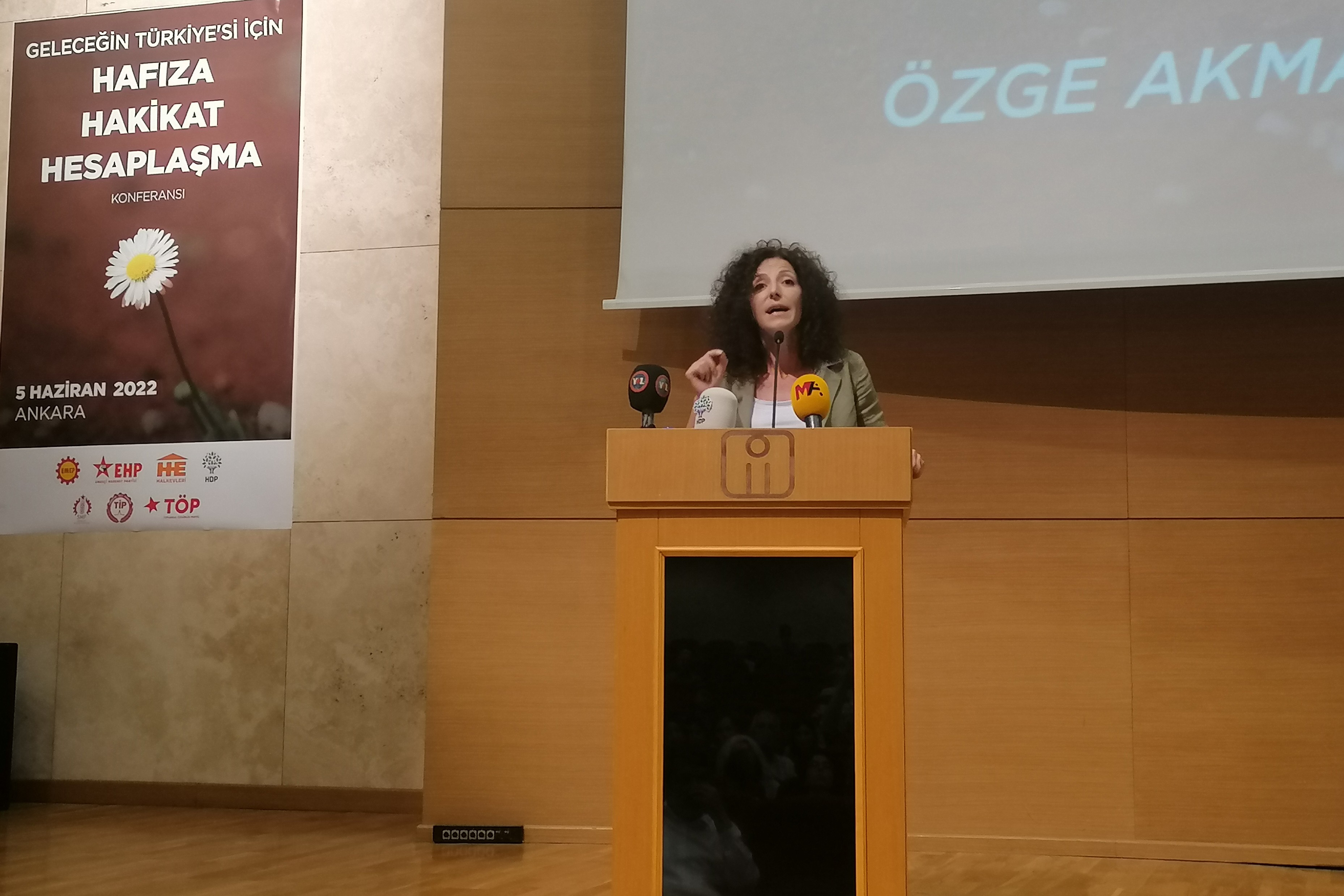 Özge Akman, 'Hafıza, Hakikat, Hesaplaşma' başlıklı konferansta konuşmasını yaparken.