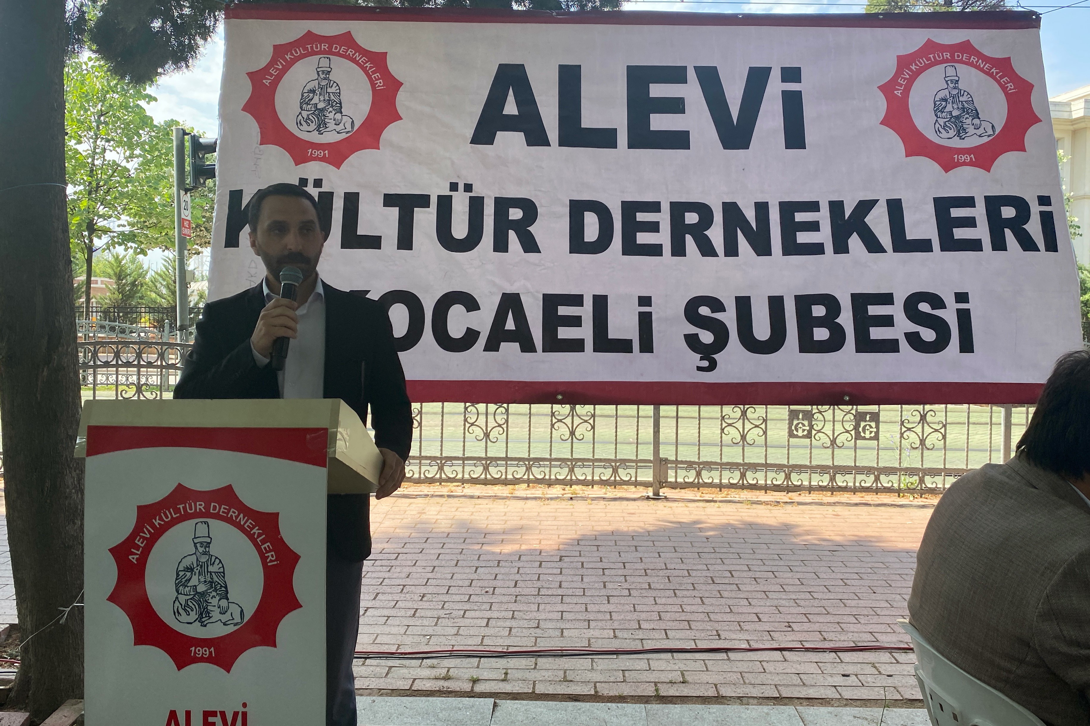 Alevi Kültür Dernekleri Kocaeli Şubesinin İzmit'te düzenlediği toplantıda Şube Başkanı Birol Sağlam kürsüde konuşmasını yaparken.