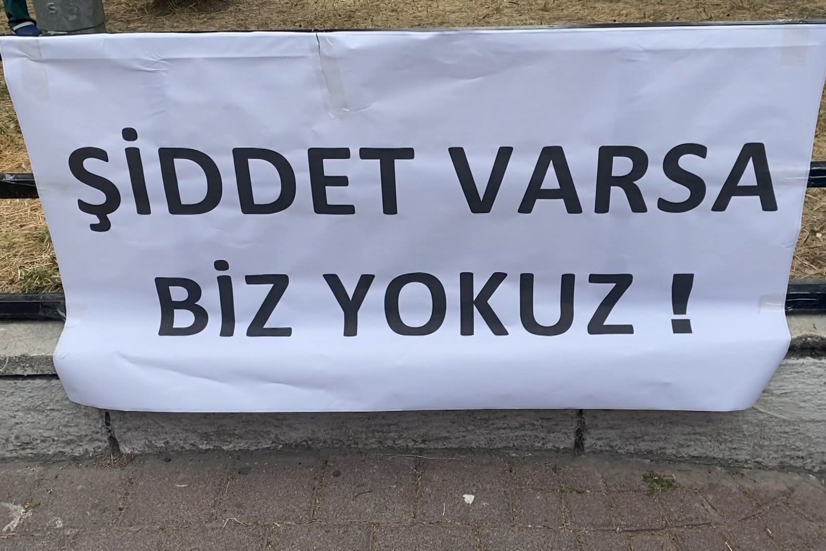 Şiddet varsa biz yokuz yazılı pankart