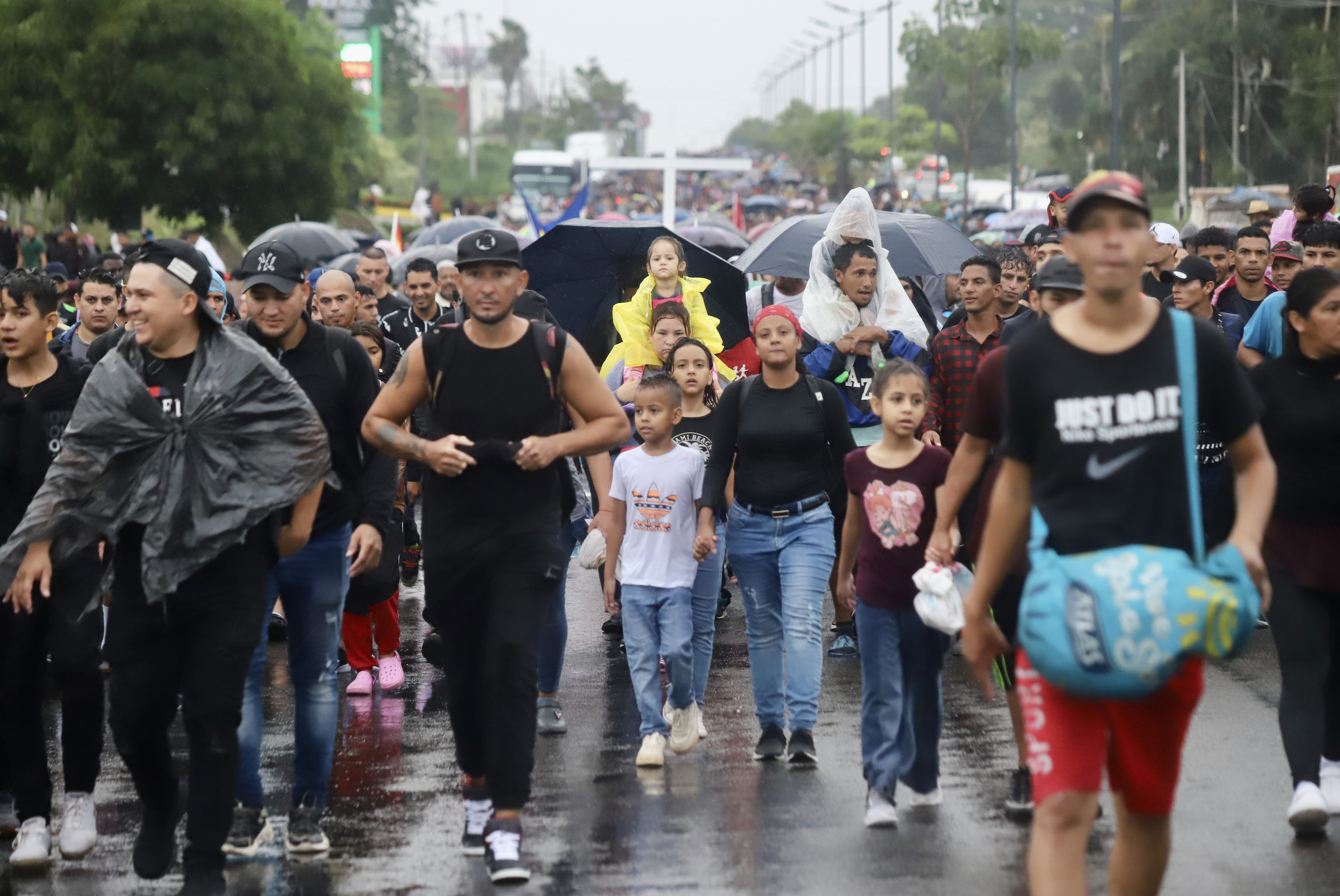 Ülkelerindeki ekonomik sıkıntılar ve doğal afetler nedeniyle ABD'ye gitmek isteyen ve Meksika'nın Guatemala sınırına yakın Tapachula şehrinden yola çıkan göçmenler, ABD'ye doğru hareketlerini sürdürdü.