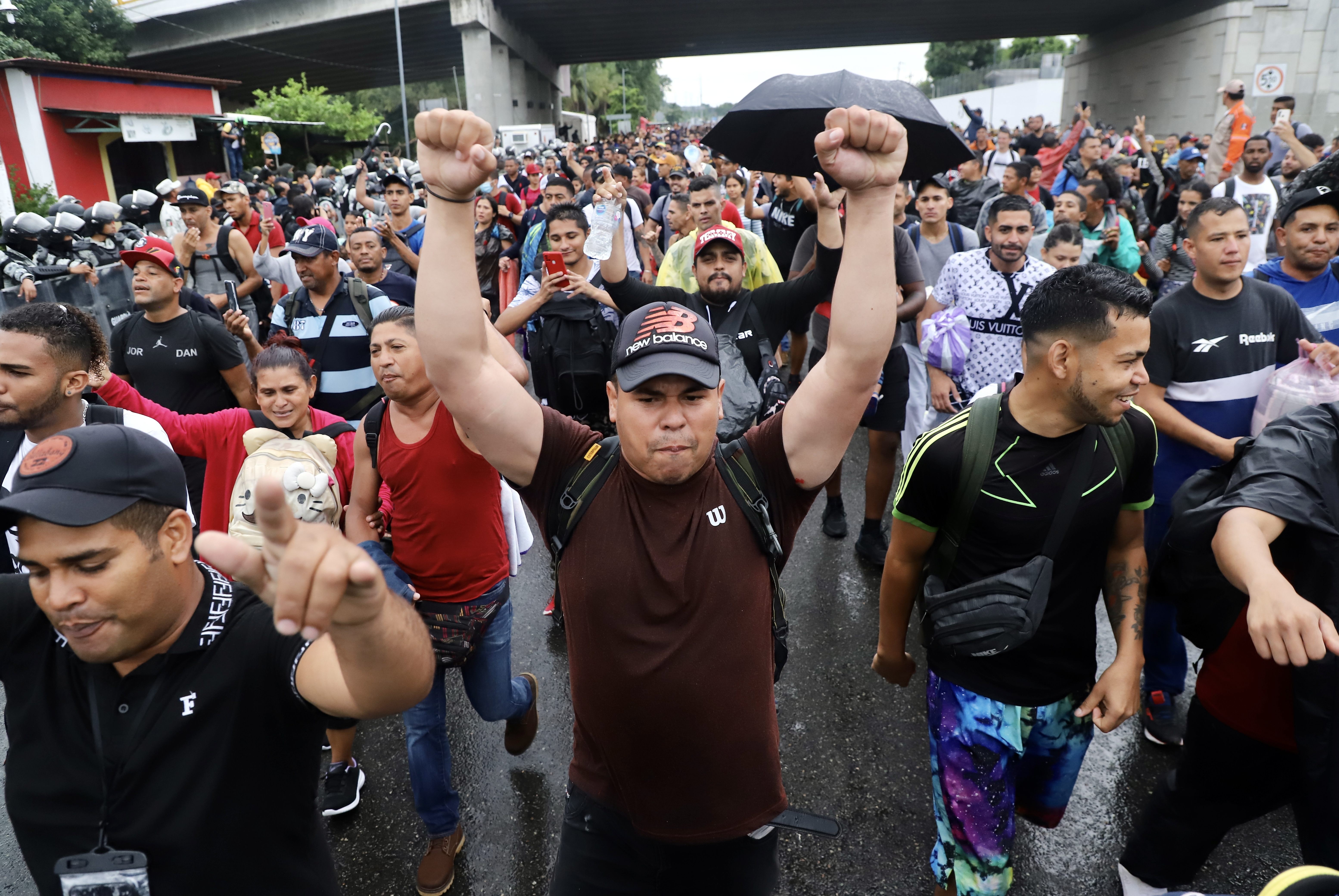 Ülkelerindeki ekonomik sıkıntılar ve doğal afetler nedeniyle ABD'ye gitmek isteyen ve Meksika'nın Guatemala sınırına yakın Tapachula şehrinden yola çıkan göçmenler, ABD'ye doğru hareketlerini sürdürdü.