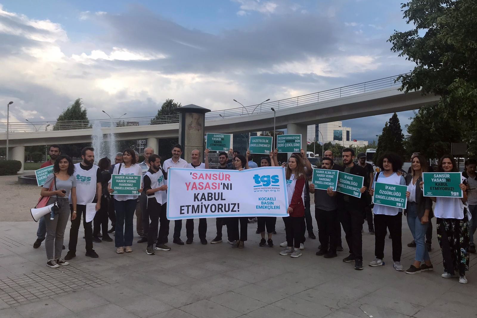 Kocaeli'de gazeteciler sansür yasasına karşı çıktı