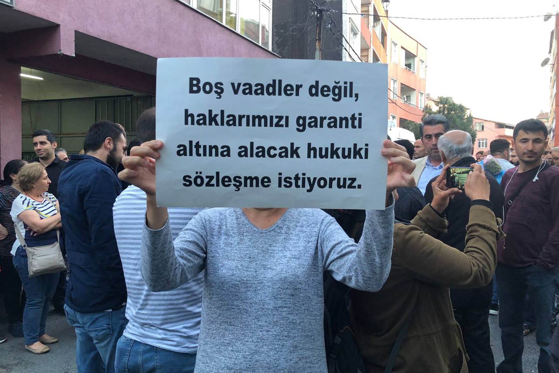 Okmeydanı Fetihtepe Mahallesi halkının eyleminden bir fotoğraf.