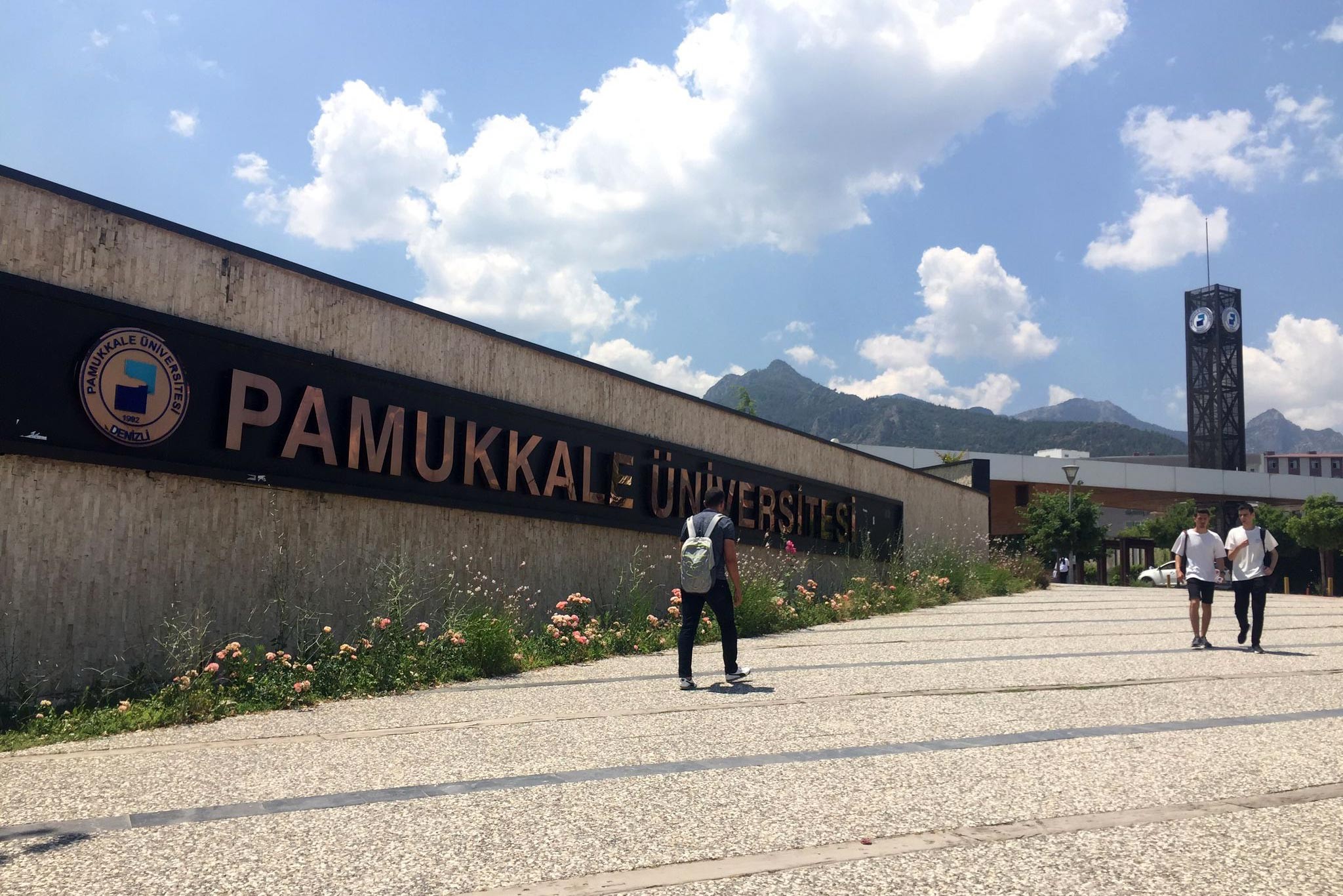 Pamukkale Üniversitesi girişi