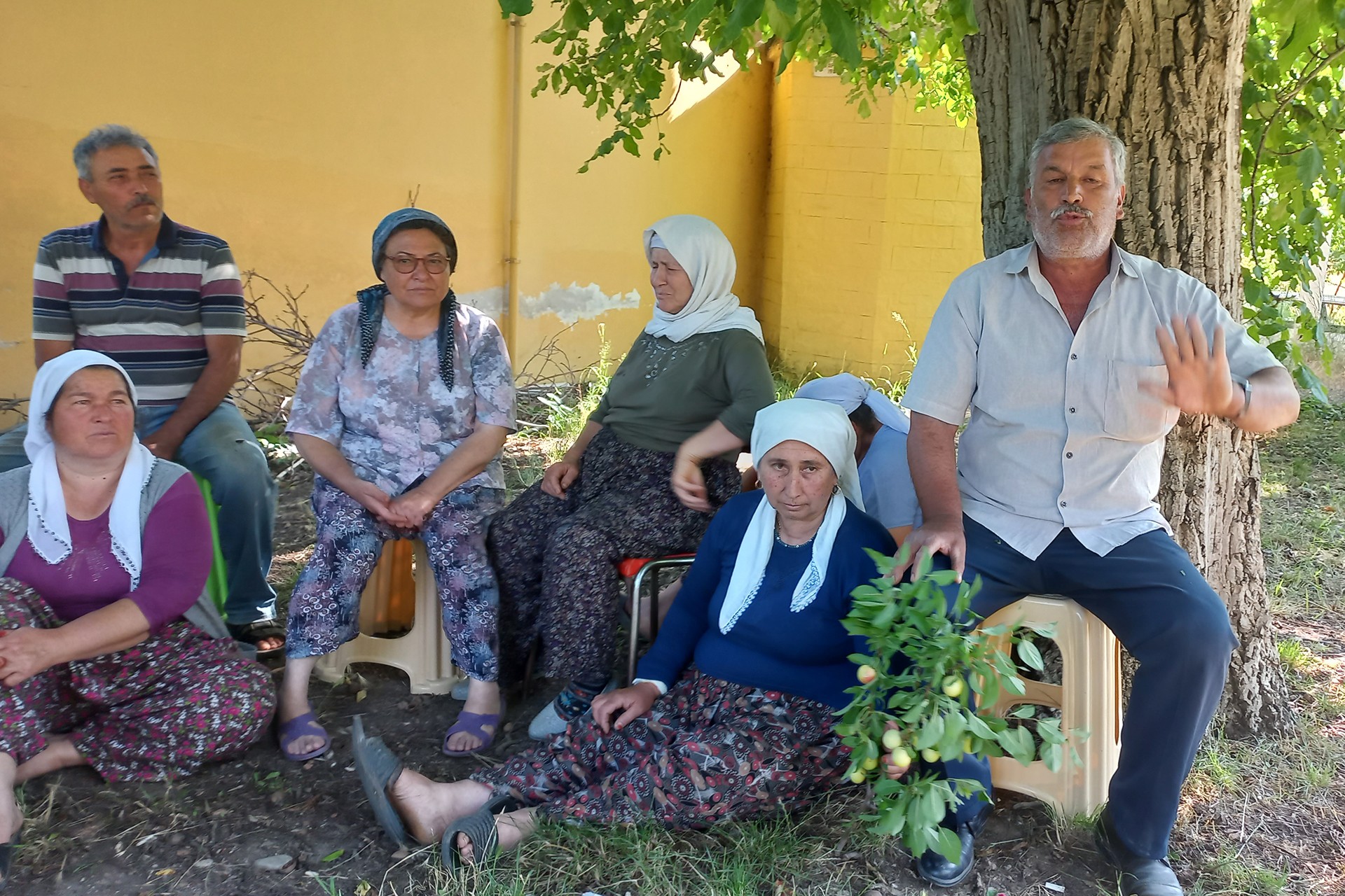 Muğla'da kurulmak istenen çimento fabrikasına karşı nöbetteki köylüler.