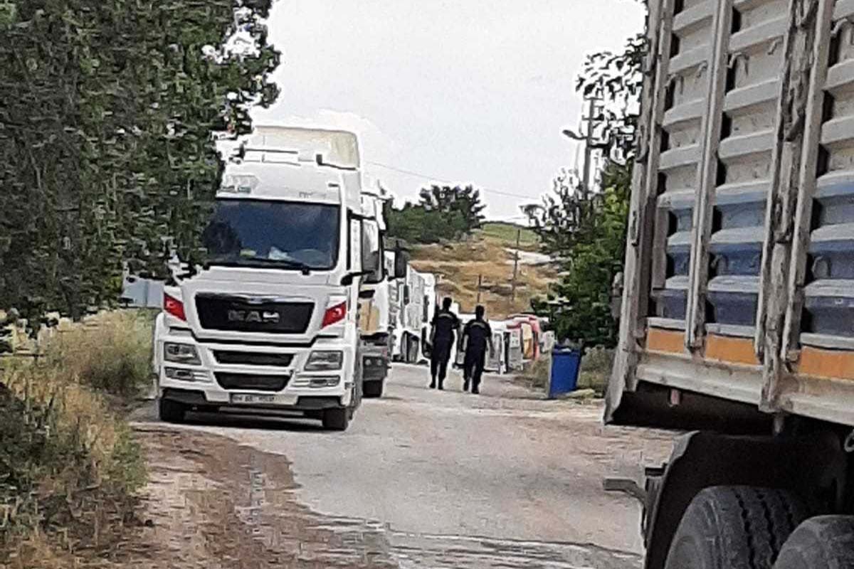 İnay köylüleri yol kapattı