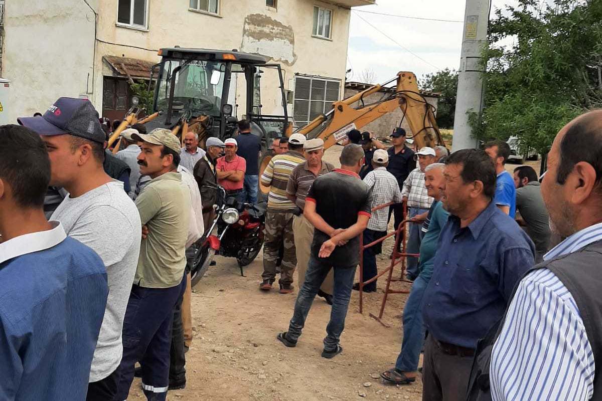 İnay köylüleri yol kapattı