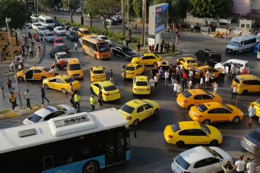 Mersin'de kontak kapatıp araçlarından inen taksiciler