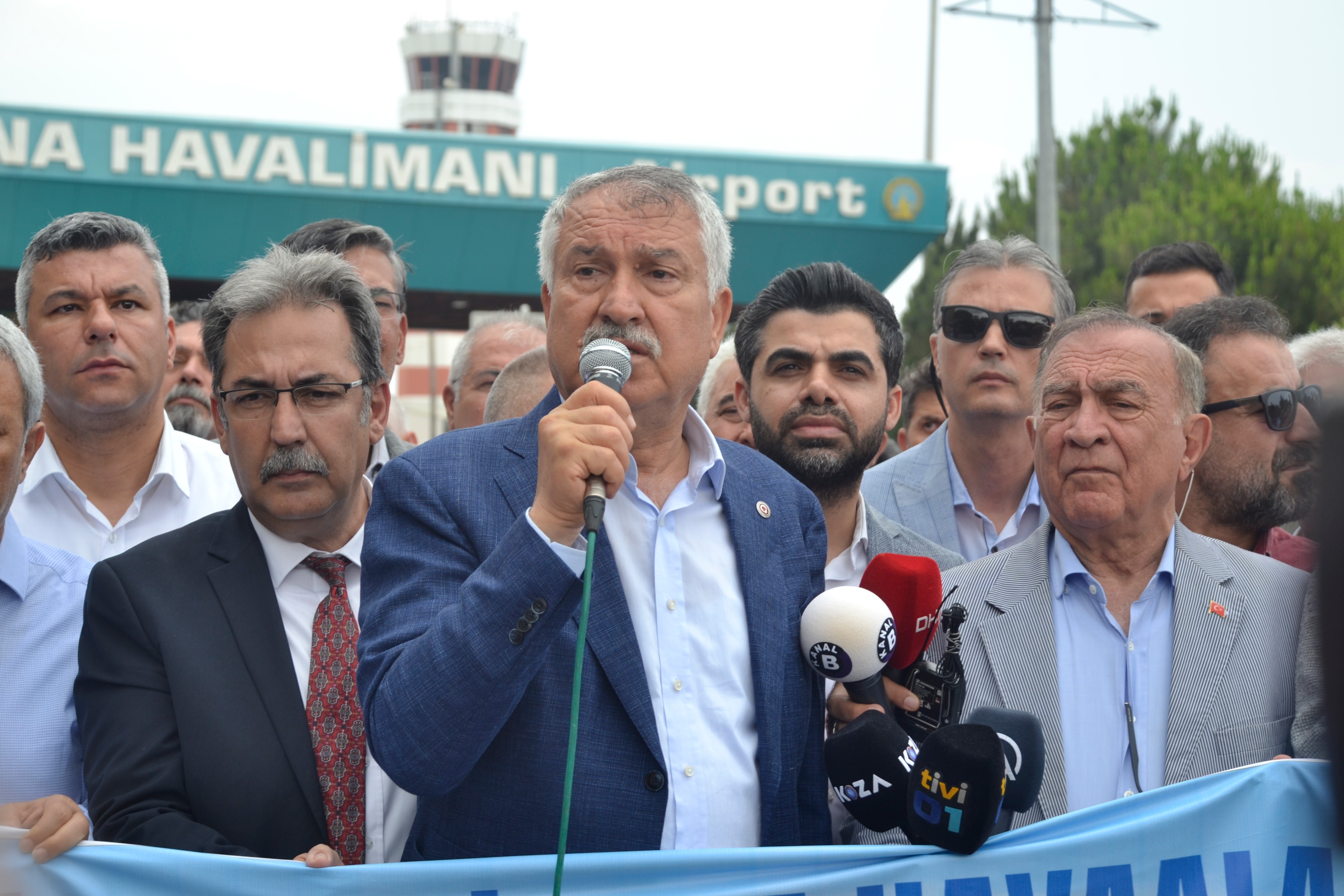 Adana Şakirpaşa Havalimanı'nın kapatılmaması talebiyle yapılan basın açıklamasından bir fotoğraf.