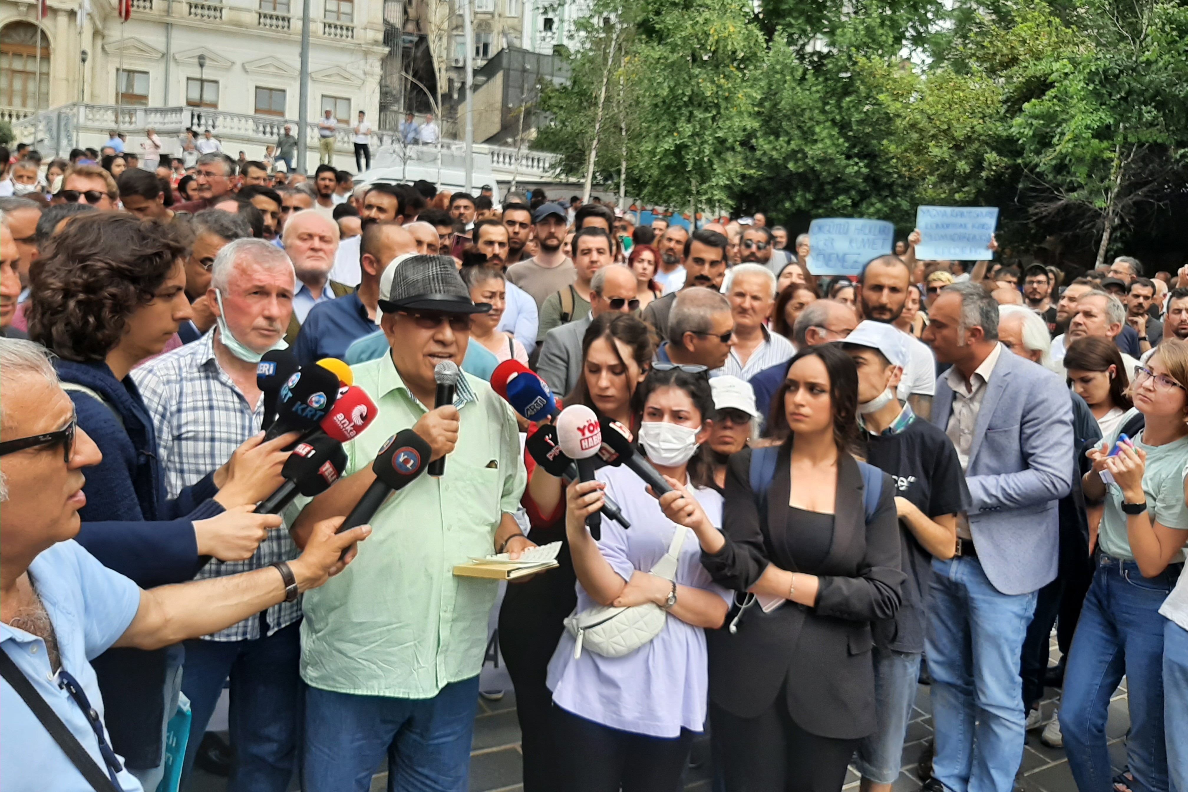 Fetihtepe Mahallesi halkı belediye önünde açıklama yaptı