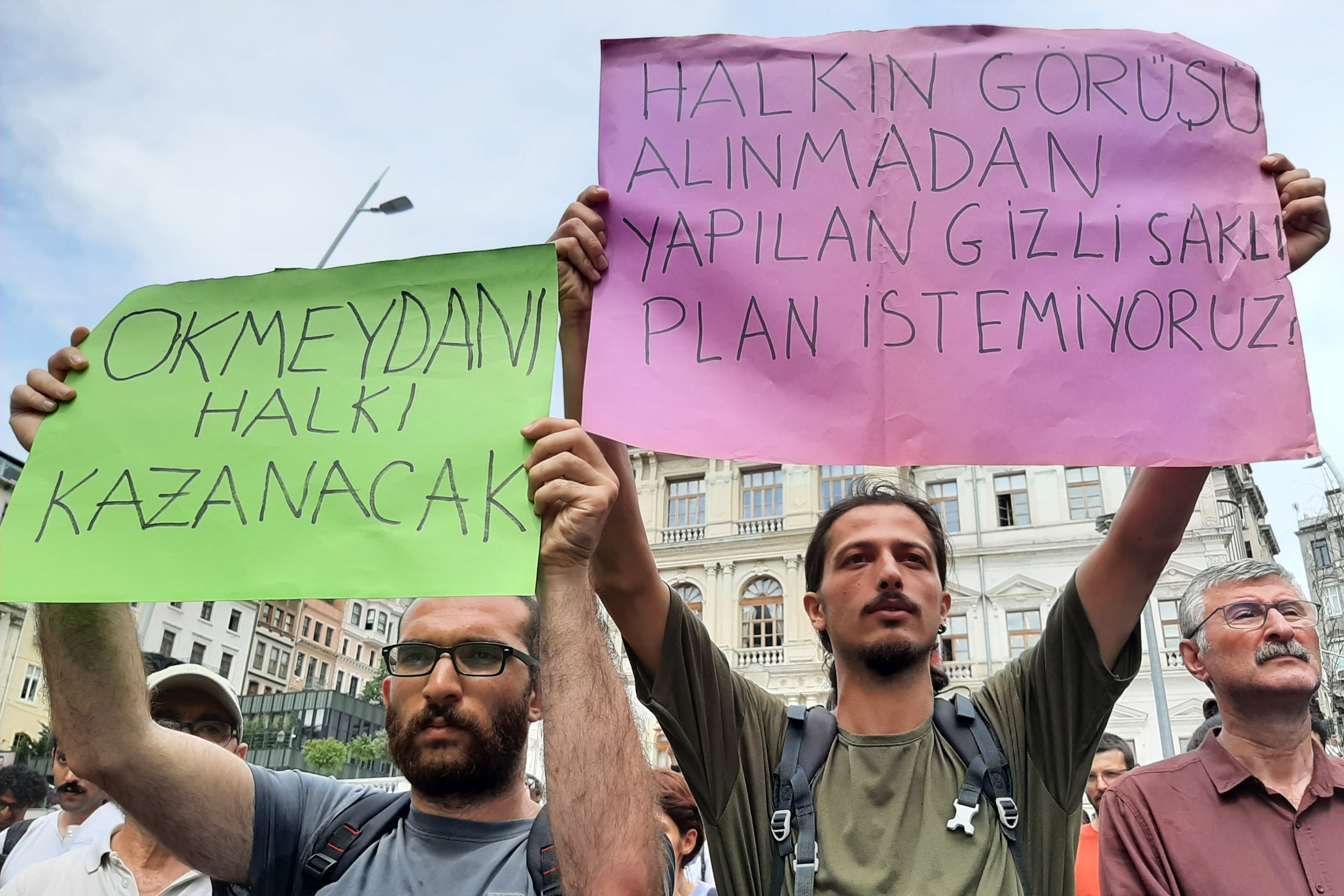 Fetihtepe Mahallesi halkı belediye önünde açıklama yaptı