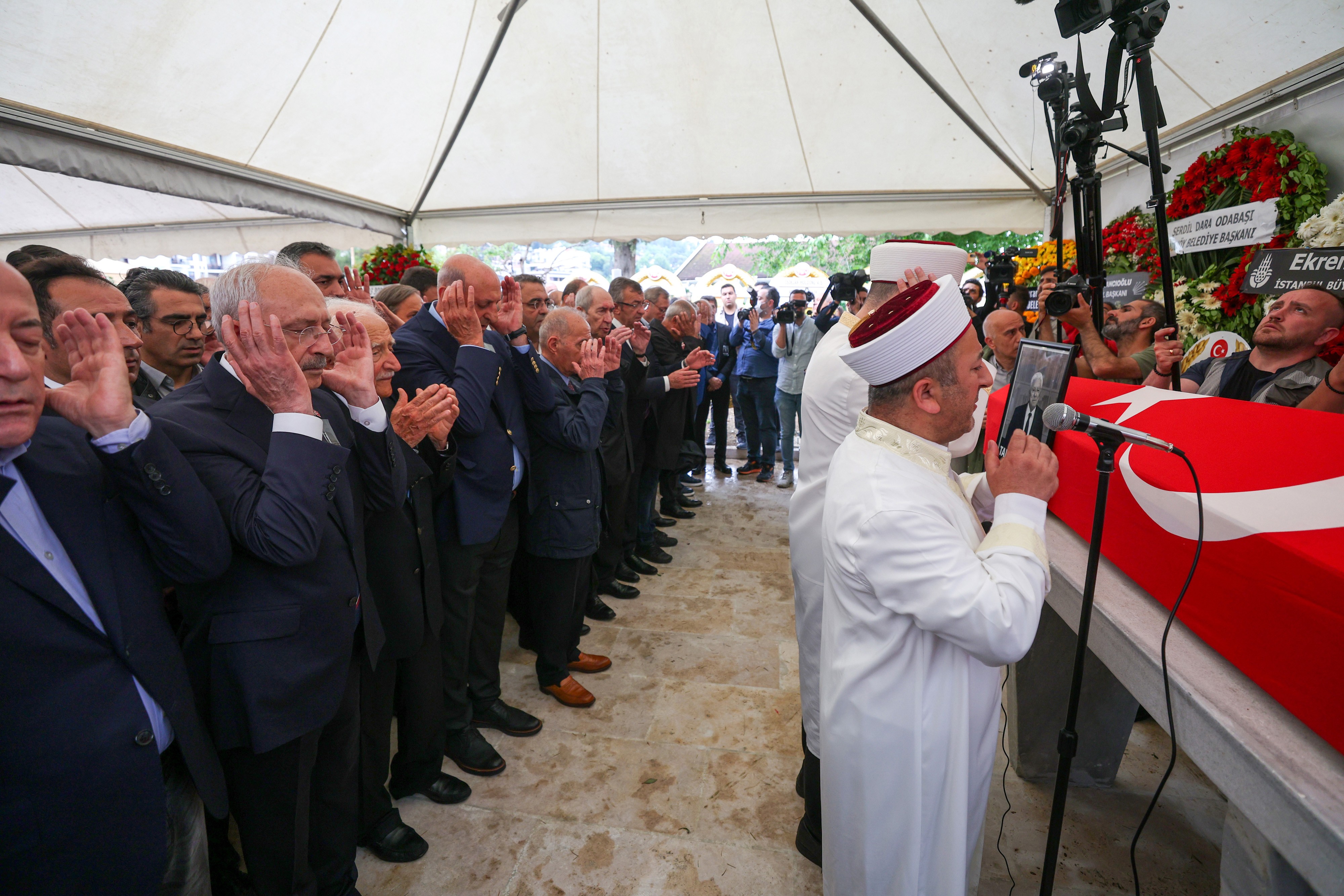 Eski bakanlardan Tarhan Erdem, İstanbul'da son yolculuğuna uğurlandı