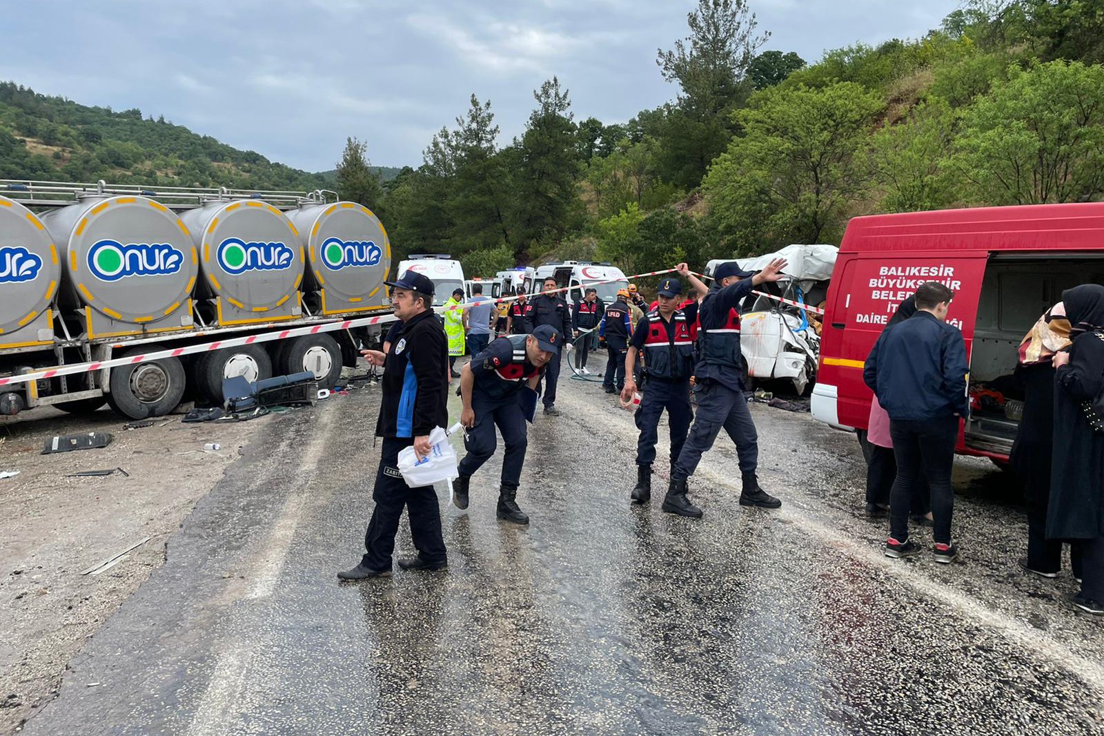 Balıkesir'de düğün yolunda kaza: 8 ölü, 10 yaralı