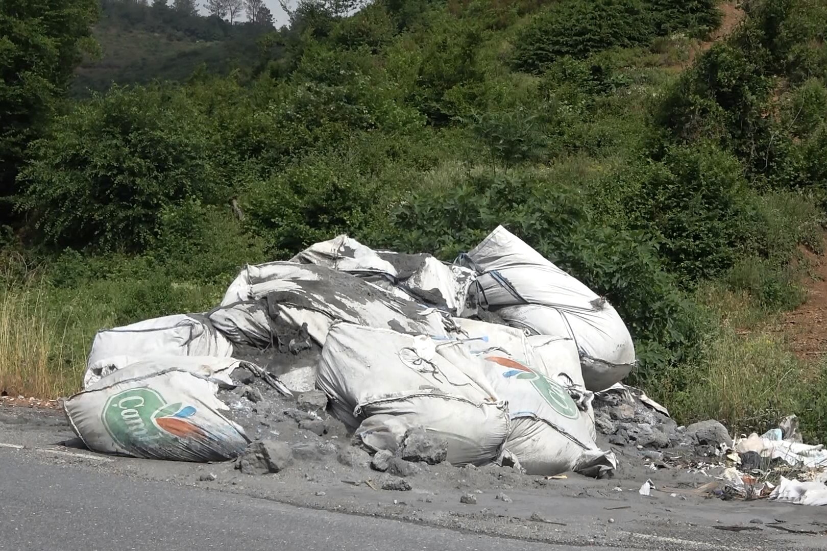 Yol kenarına bırakılan şüpheli çuvallar