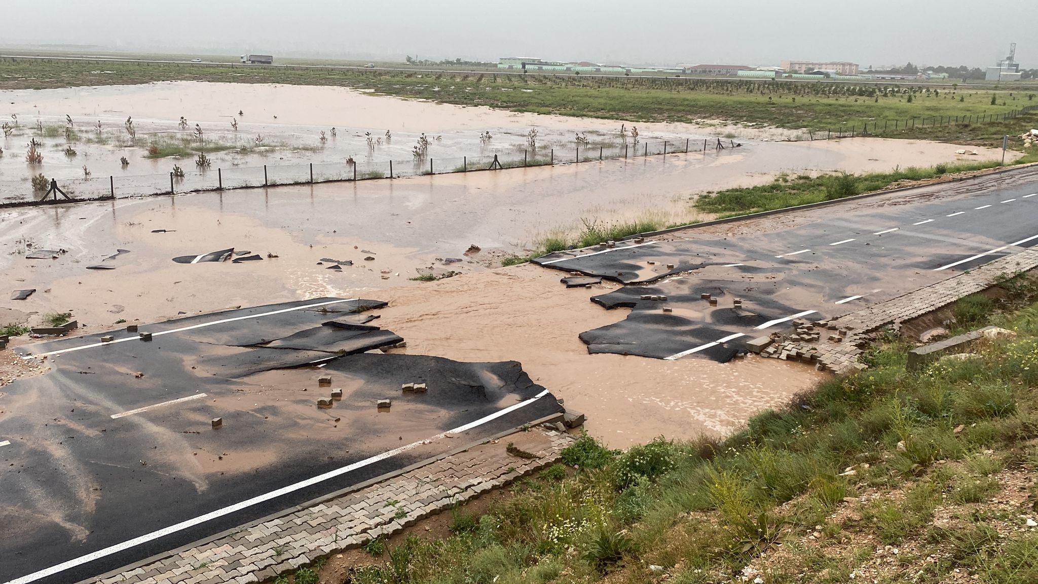 Niğde'de yol çöktü