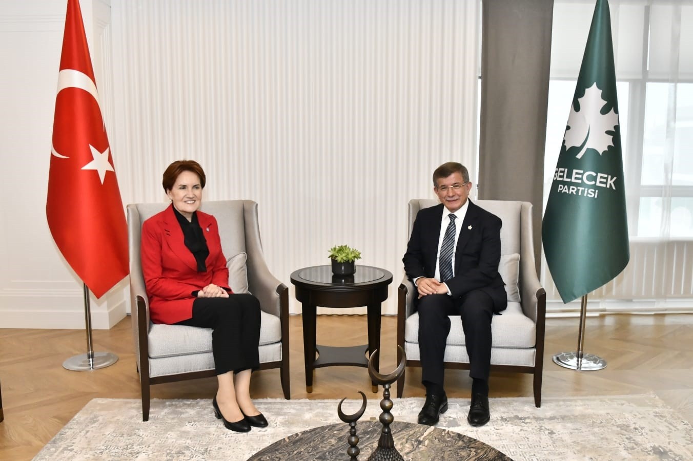 Meral Akşener (solda), Ahmet Davutoğlu (sağda)