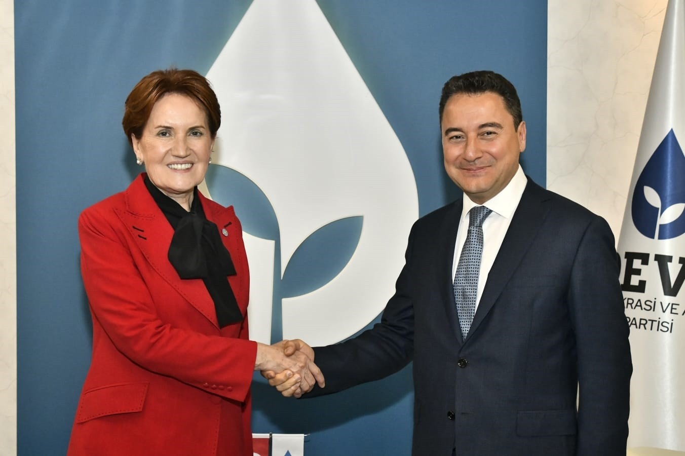 Meral Akşener (solda), Ali Babacan (sağda)