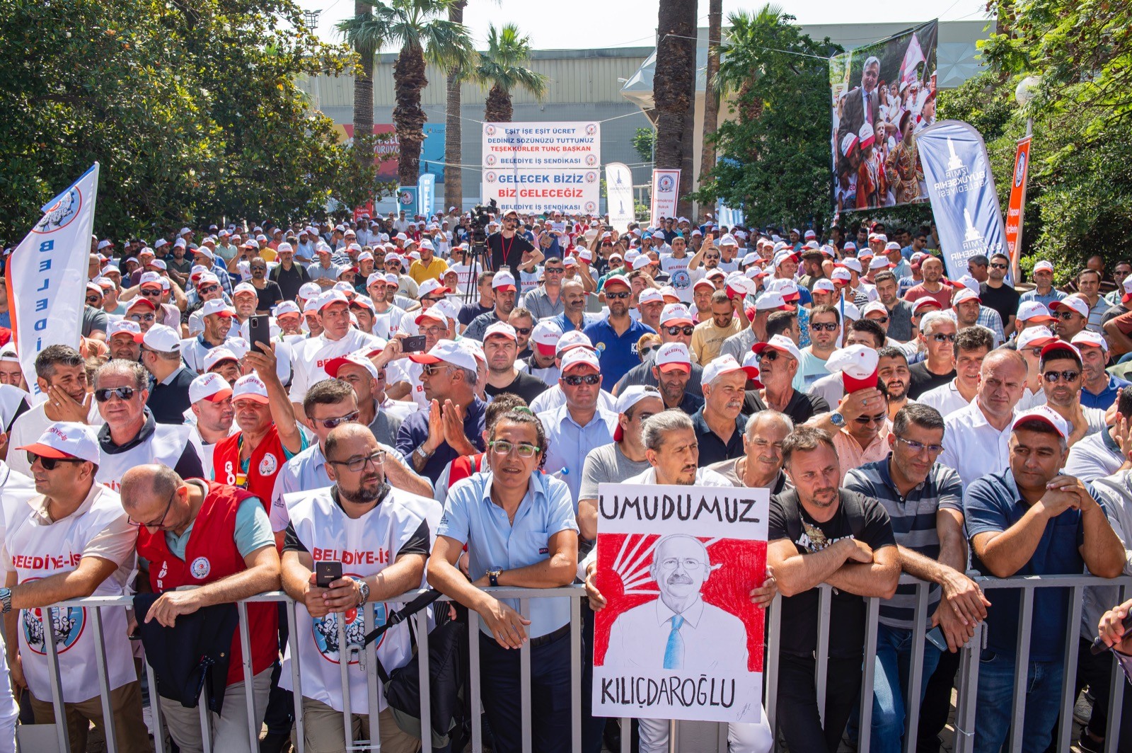 Törene katılan işçiler