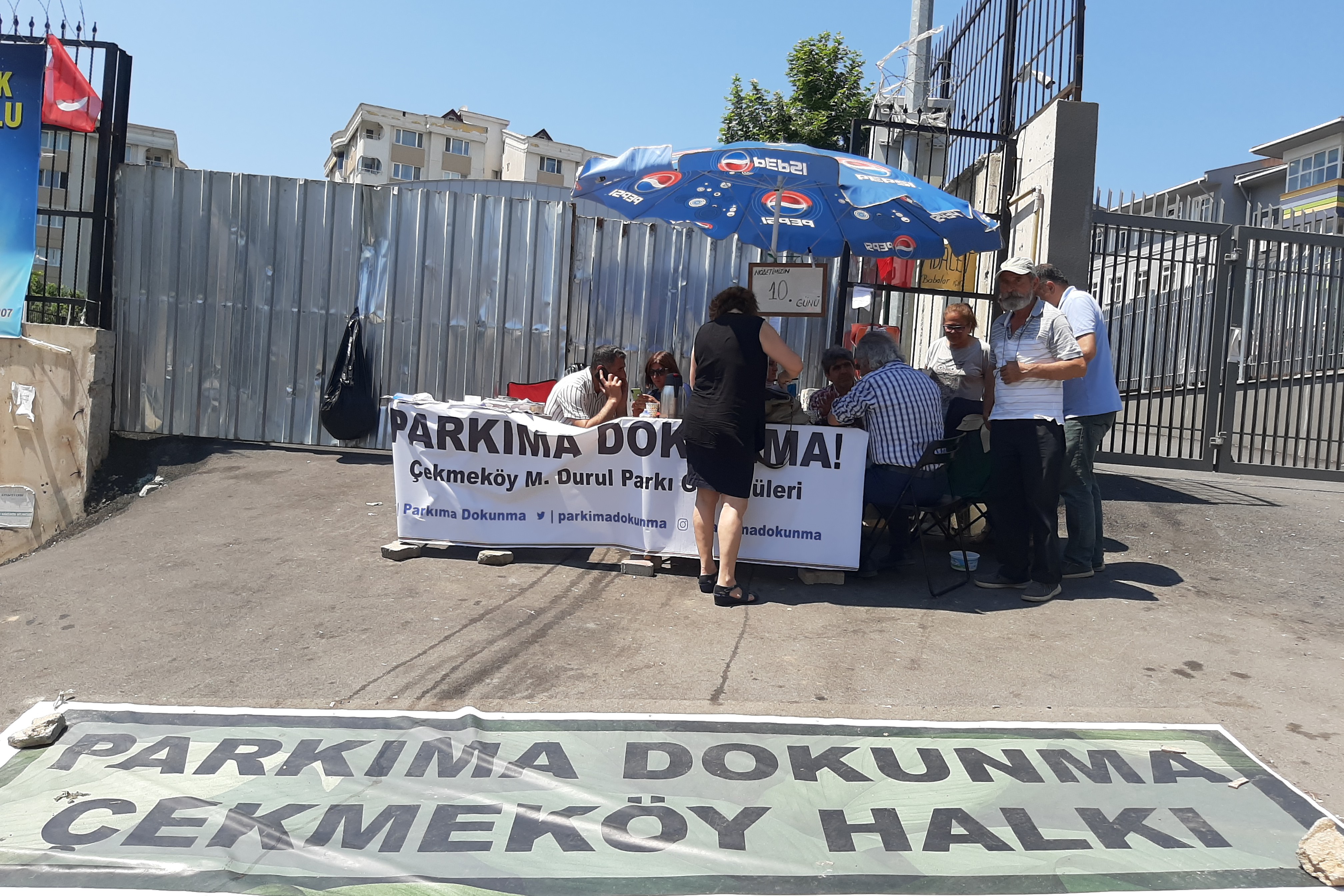 Parkları için nöbette olan Çekmeköylüler.