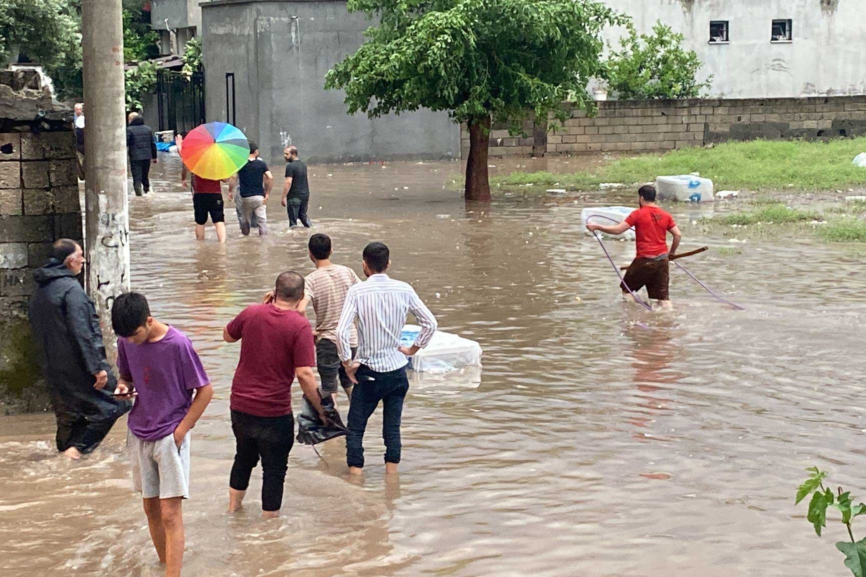 Osmaniye'de araçlar, dükkanlar su altında, yurttaşlar bellerine kadar suda.