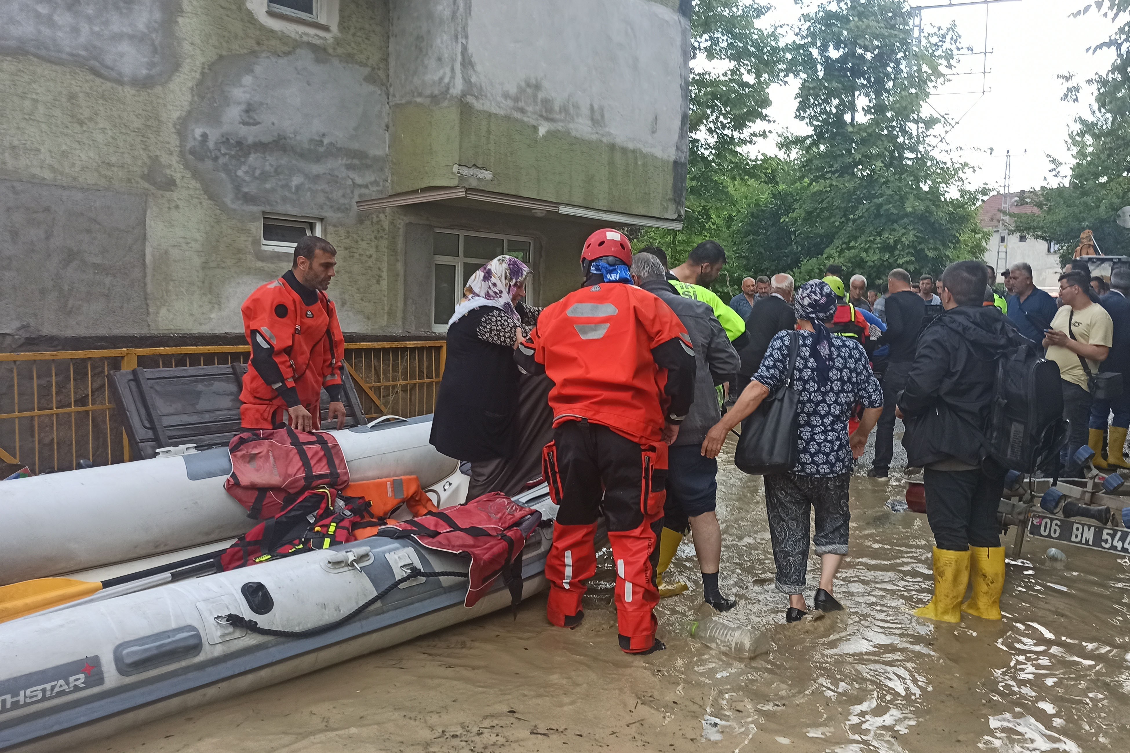 Zonguldak'ta su taşkınında mahsur kalan yurttaşlar