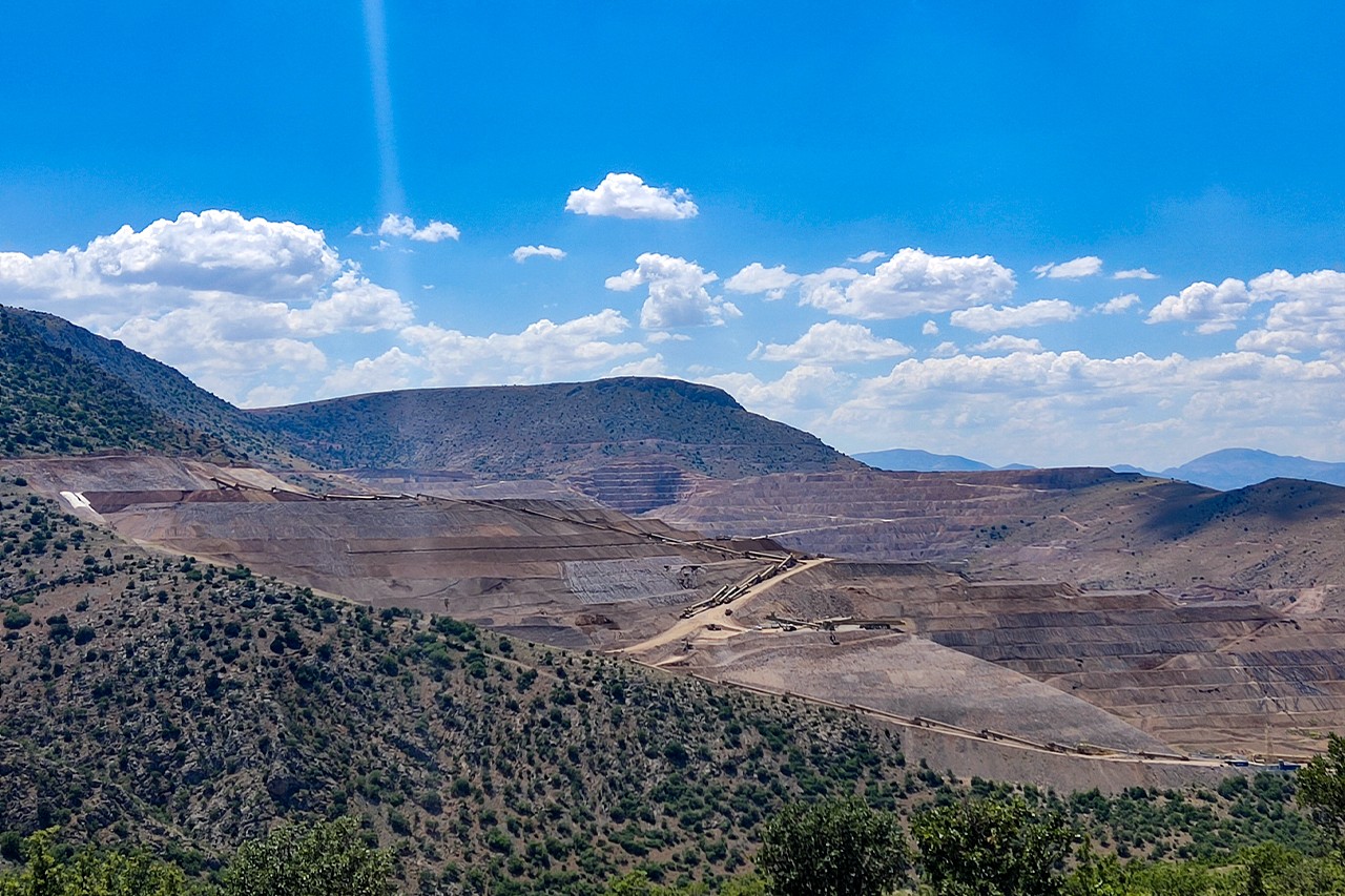 Dersim'den Erzincan İliç ilçesine gelen heyet. Arkalarında baraj var.