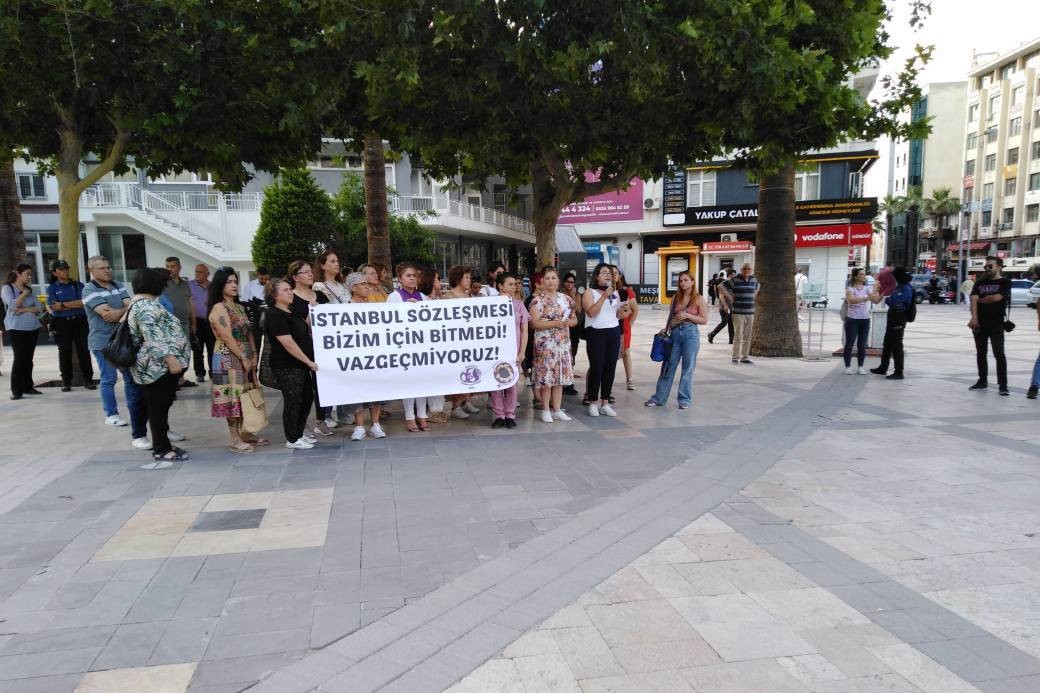 Kadınlar, İstanbul Sözleşmesi pankartı