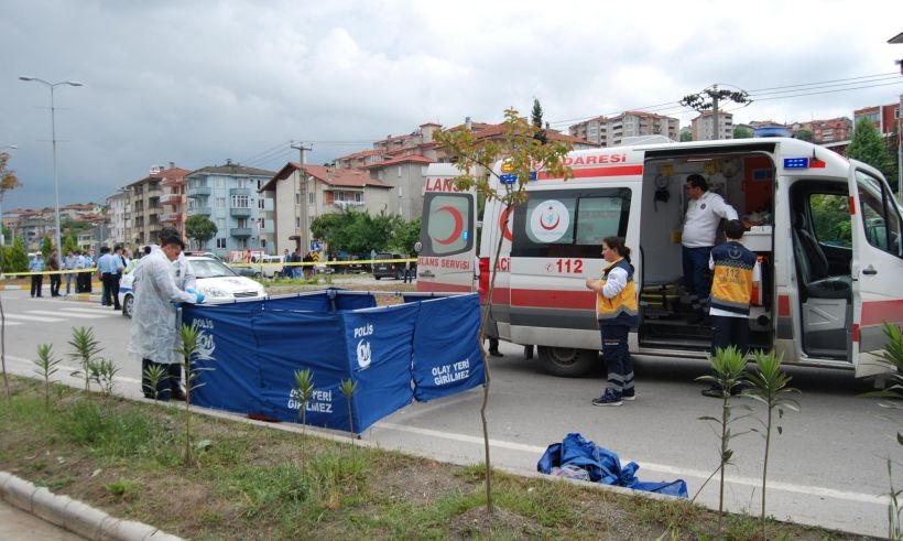 Minibüsün çarptığı bisikletli temizlik işçisi yaşamını yitirdi