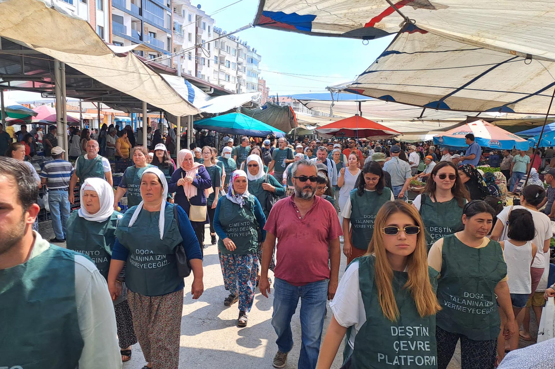 Muğla'da yapımı devam eden çimento fabrikasına karşı yurttaşların gerçekleştirdiği protesto eyleminden bir fotoğraf.