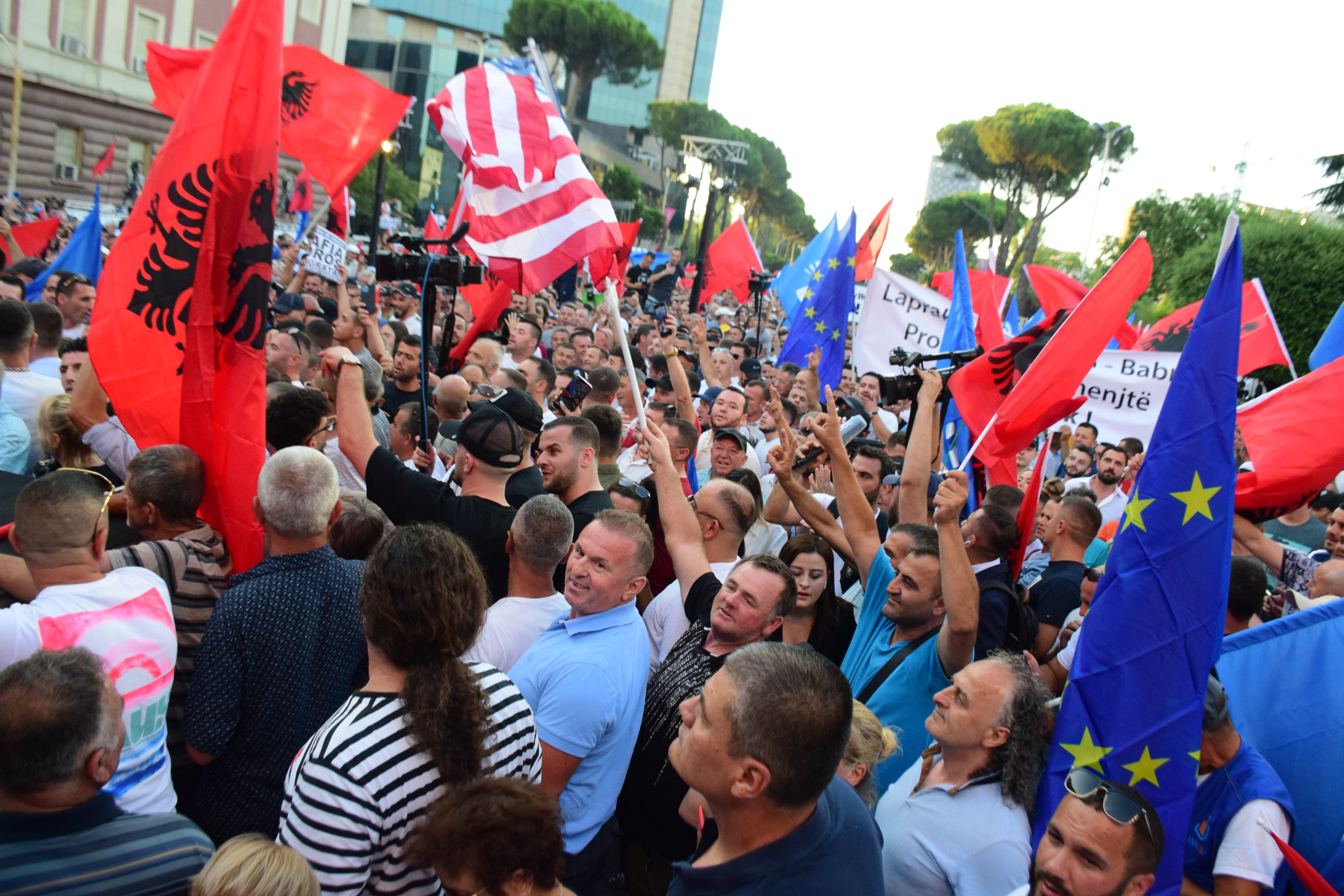 Arnavutluk'ta halkın düzenlediği protesto gösterilerinden bir fotoğraf.