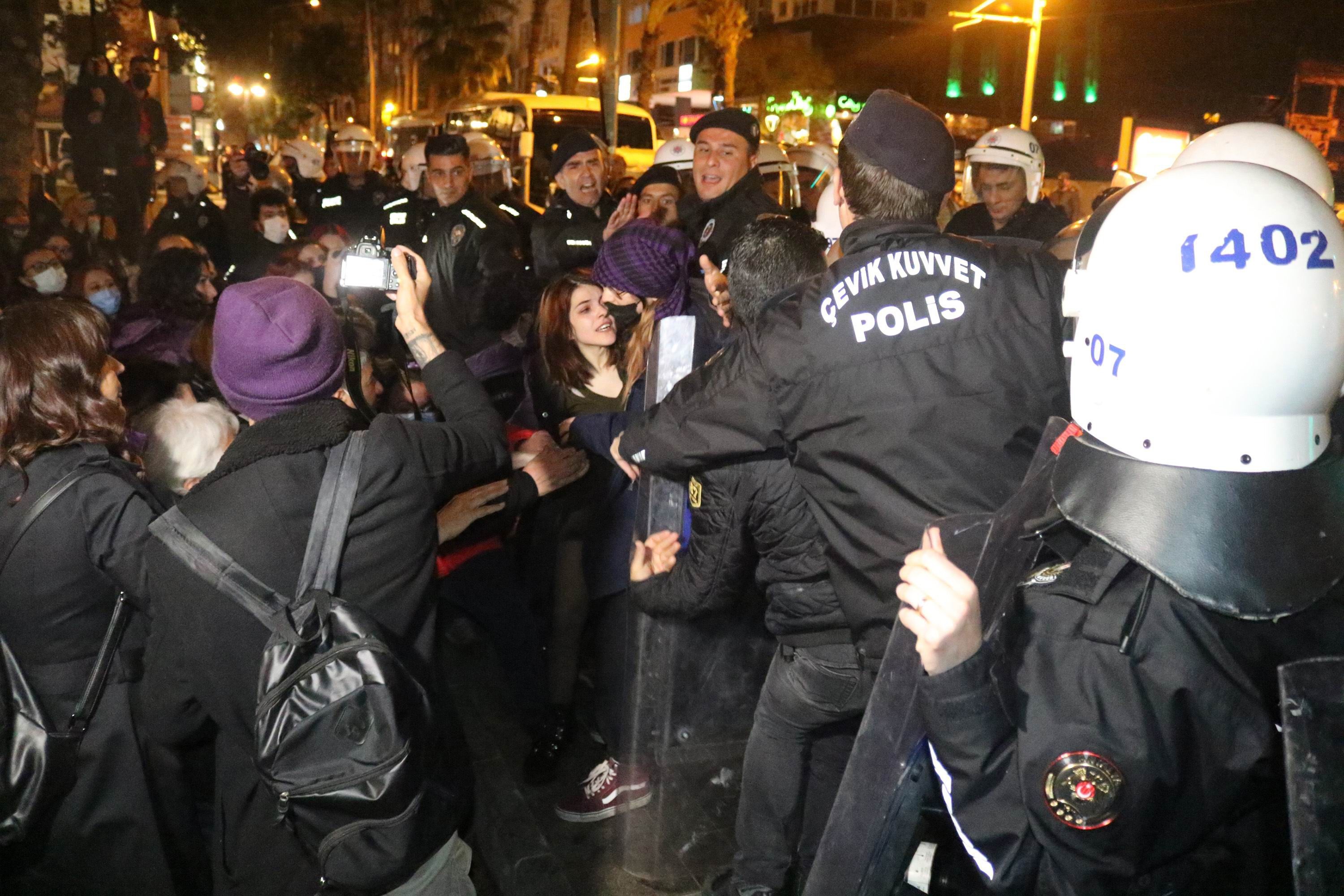 Antalya'da 8 Mart Feminist Gece Yürüyüşü'ne polis müdahalesi