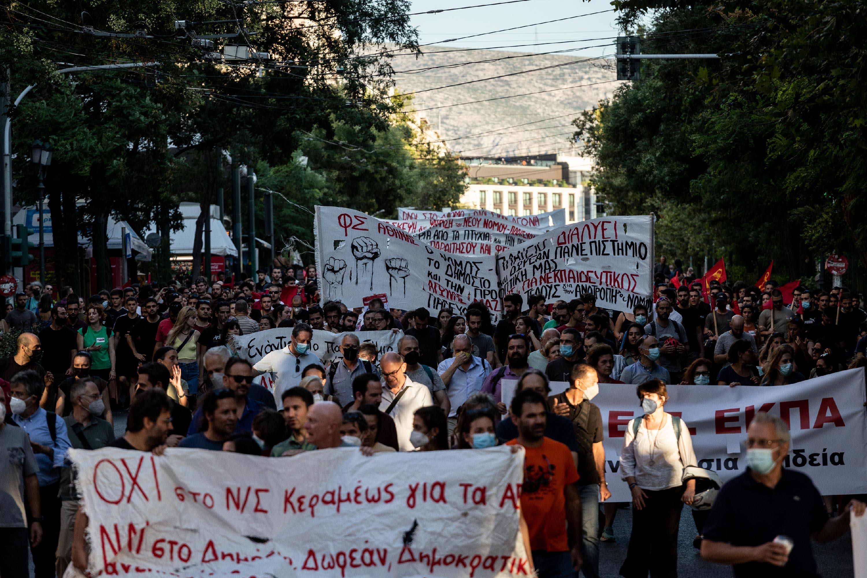 Atina'da yürüyüş düzenleyen öğrenciler