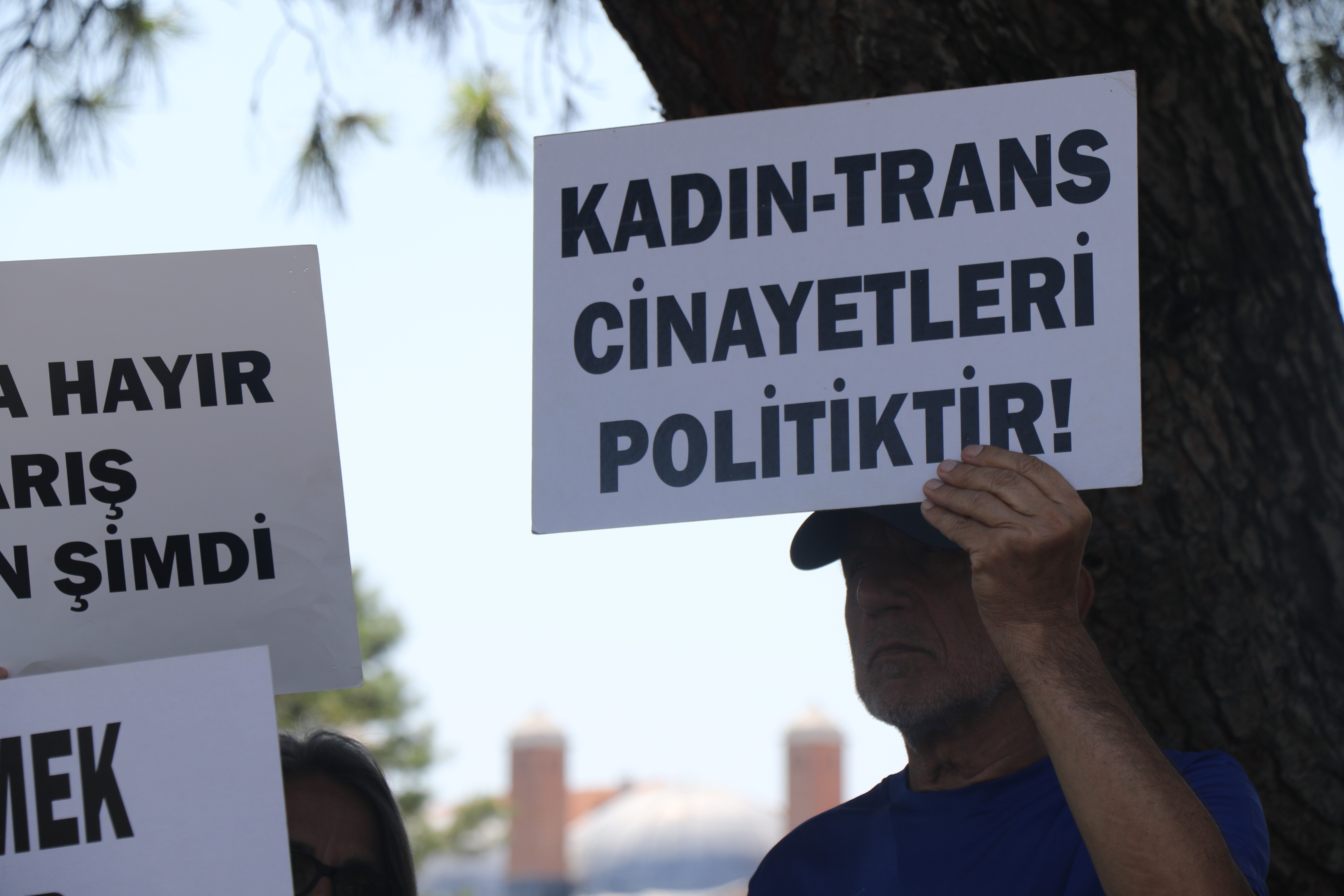 Kadın trans cinayetleri politiktir yazılı döviz