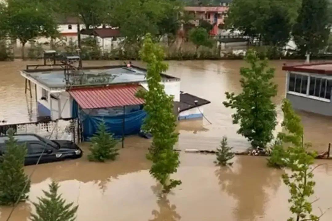 Taşkında su altında kalan yapılar ve araçlar.