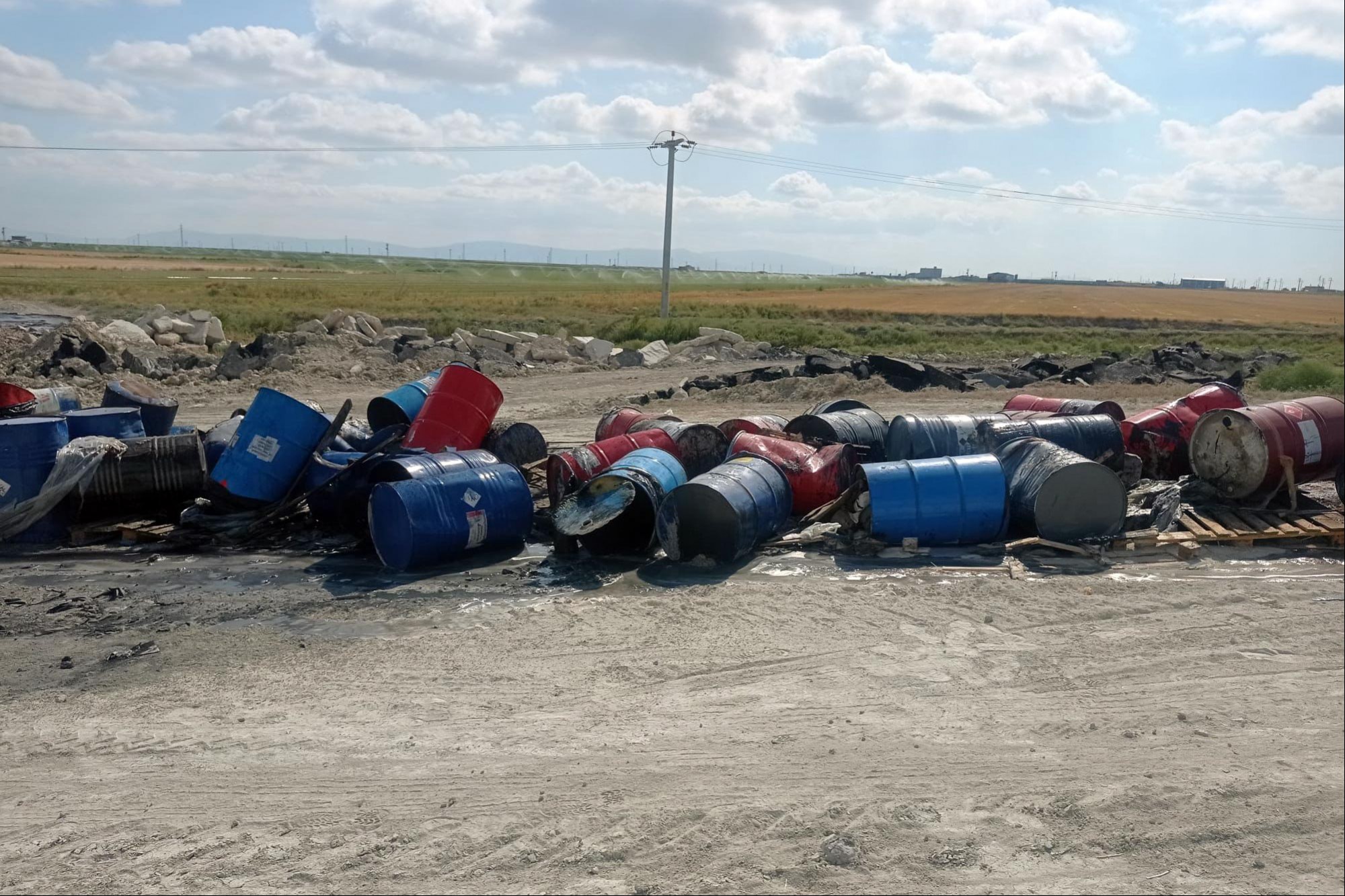 Konya'da boş araziye bırakılan asit varilleri