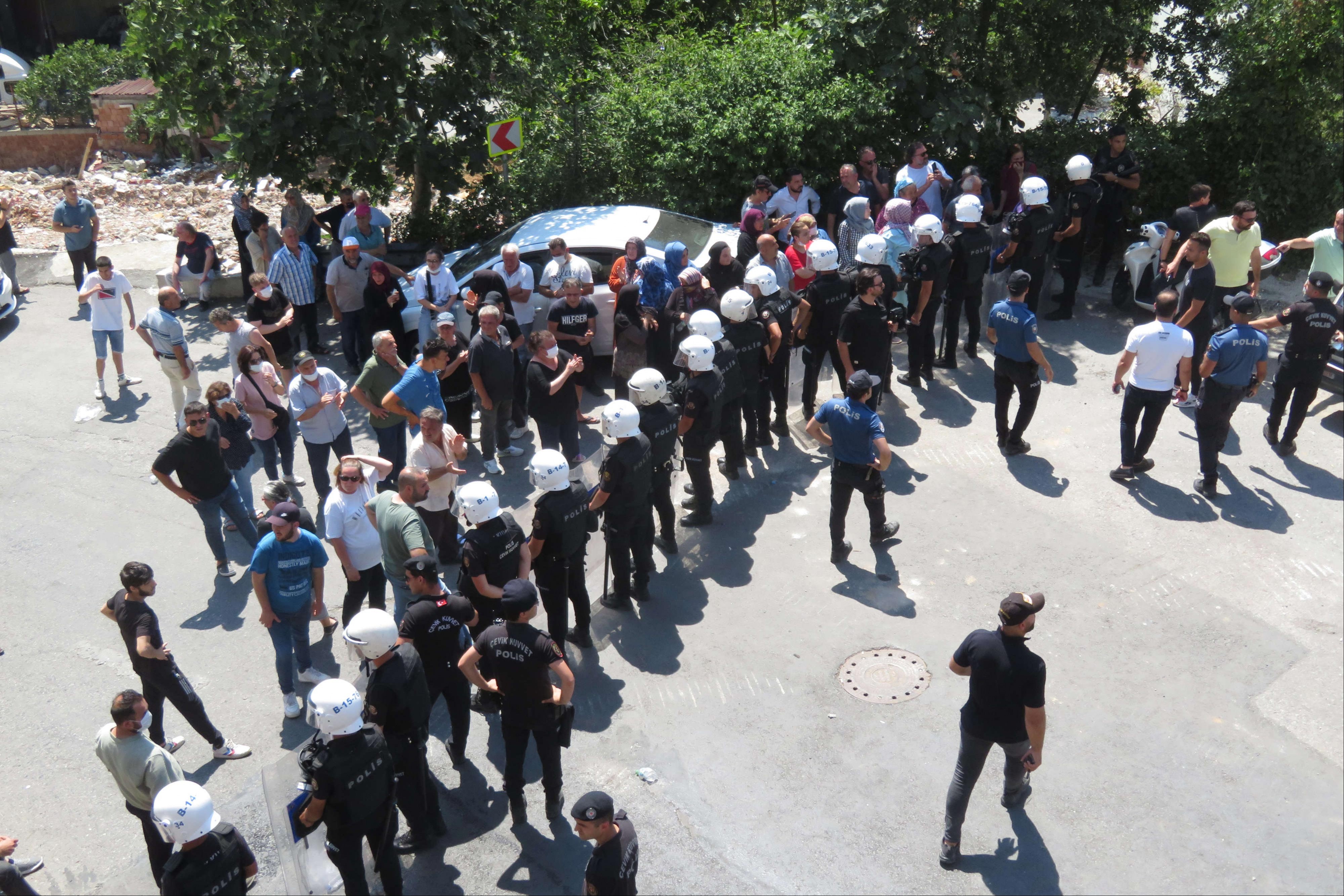 Beykoz Tokatköy'de yürütmeyi durduma kararına rağmen yıkım devam etti, çıkan arbedede polis havaya ateş açtı