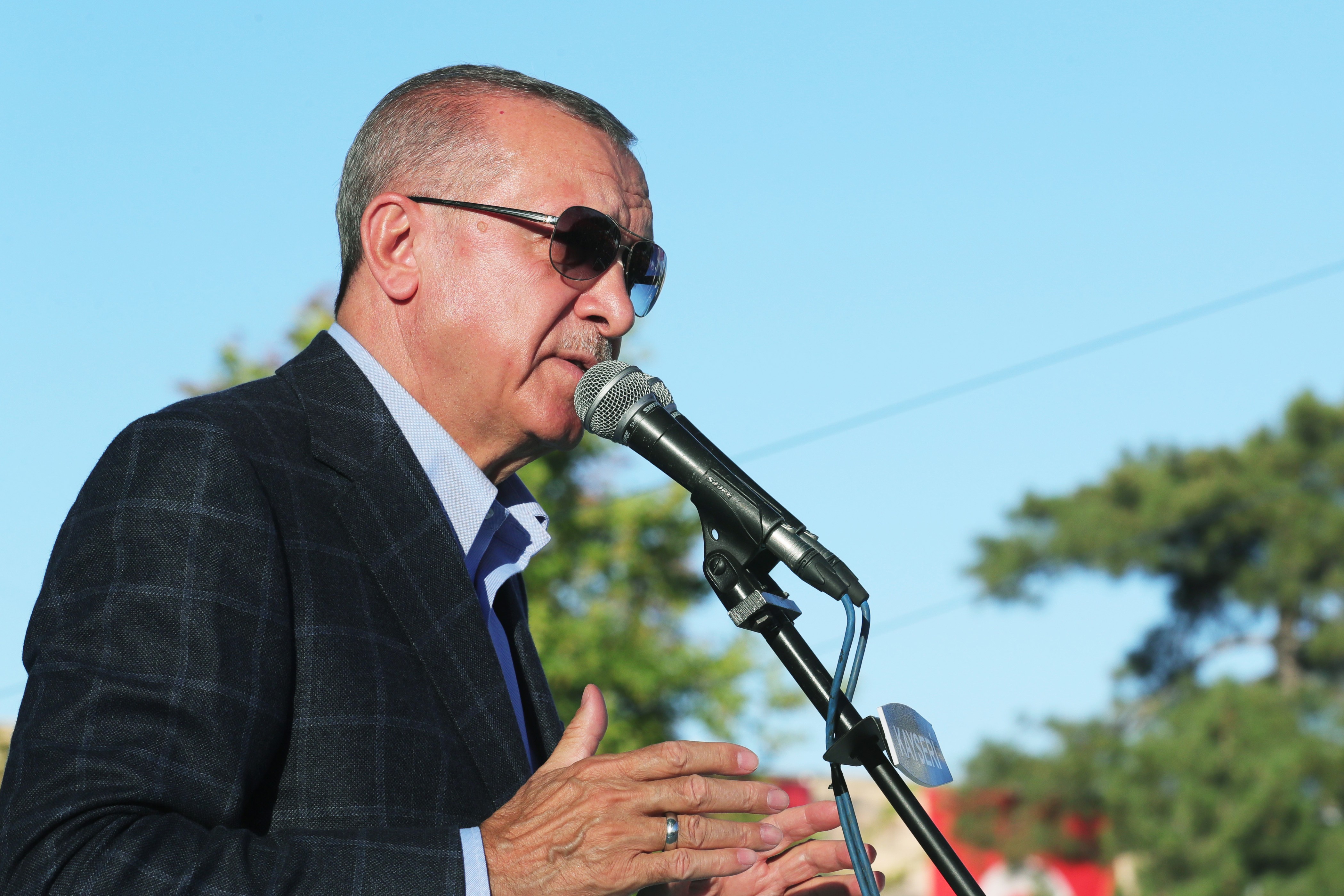 Recep Tayyip Erdoğan Kayseri'de düzenlenen mitingde konuşurken.