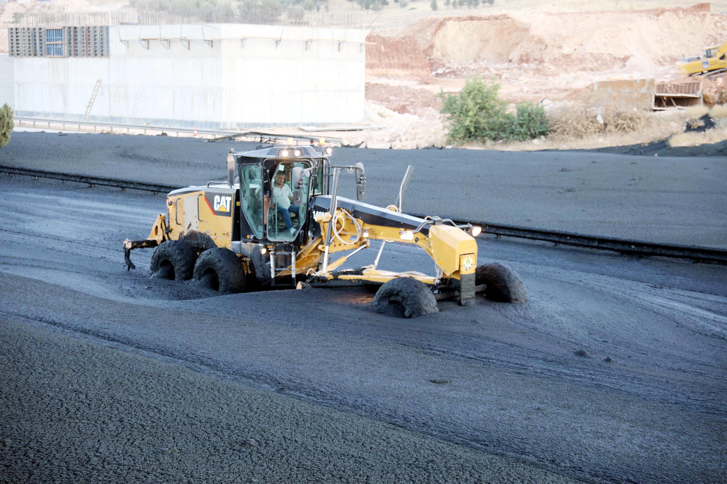 Antep'te tekrleri atığa batmış iş makinası