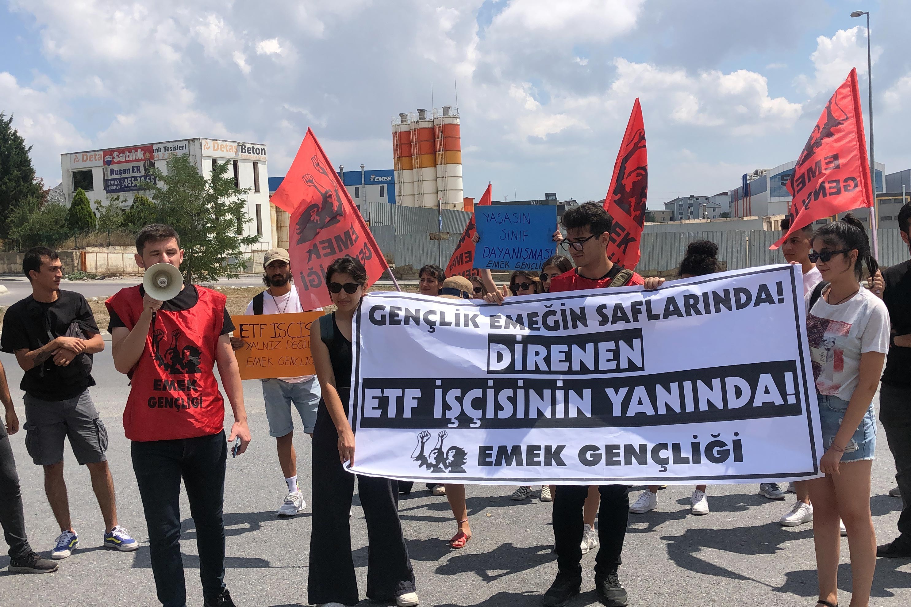 Emek Gençliğinden direnişteki ETF Tekstil işçilerine dayanışma ziyareti