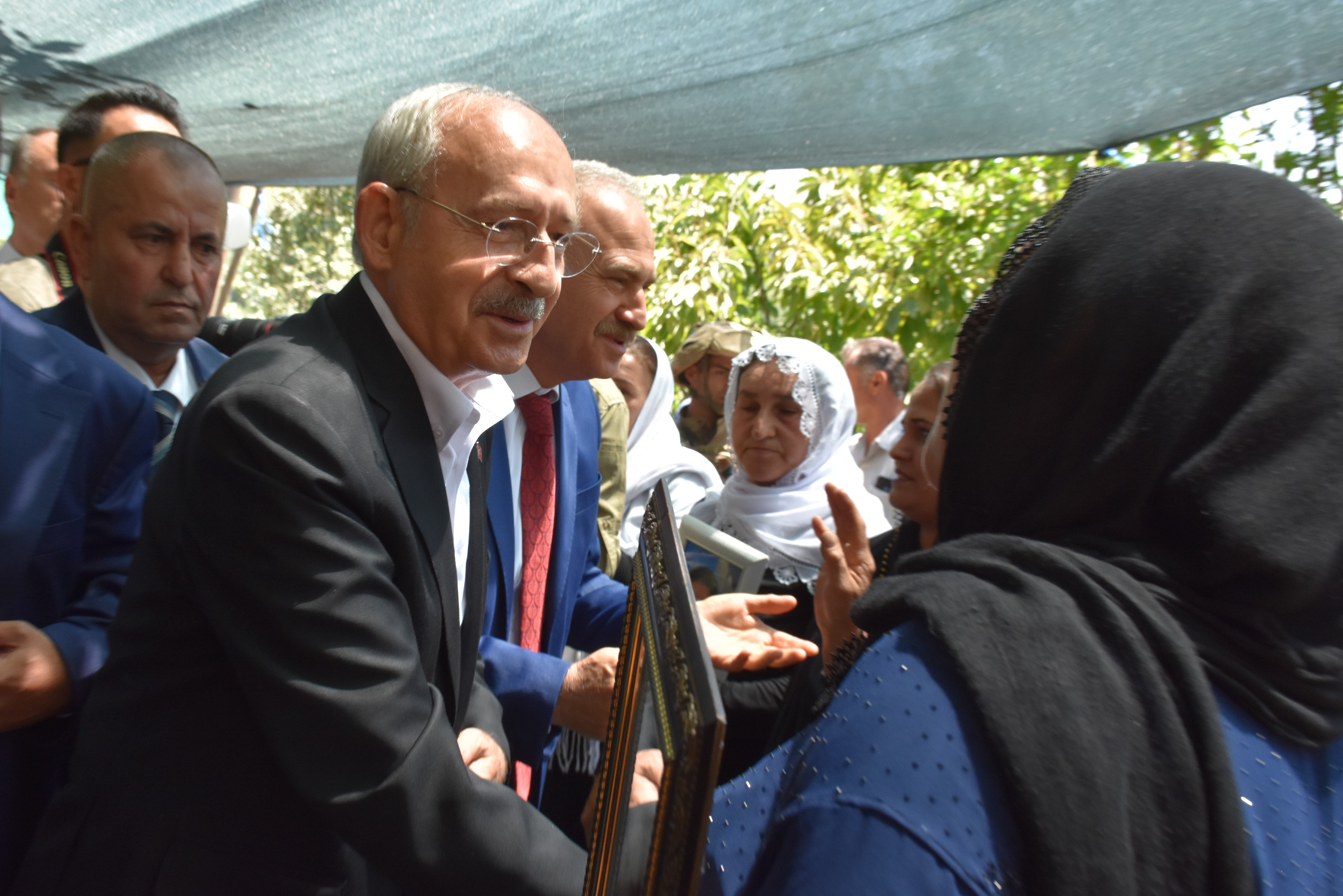 Kemal Kılıçdaroğlu Roboskî aileleri ile beraber