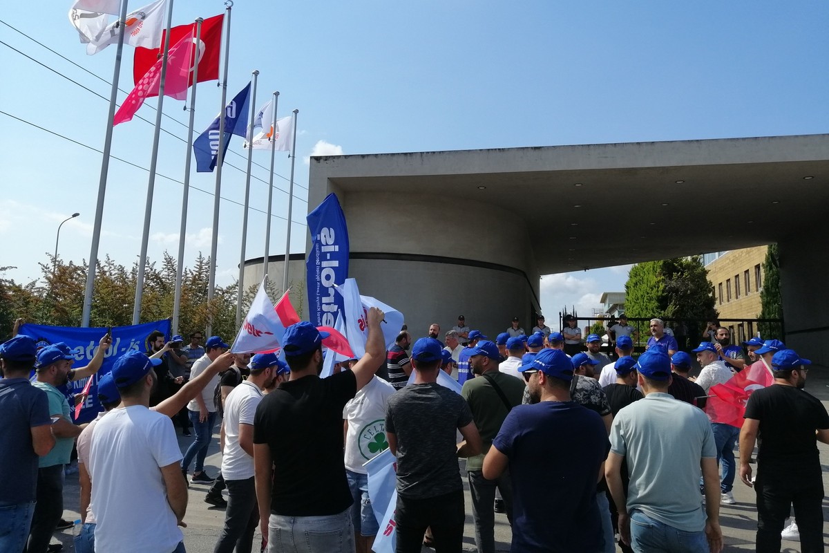 işçiler fabrika önünde eylem yapıyor