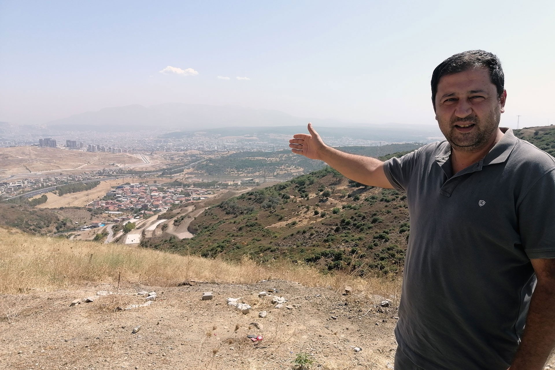 Süleyman Gür ve ihale edilmek istenen arazi