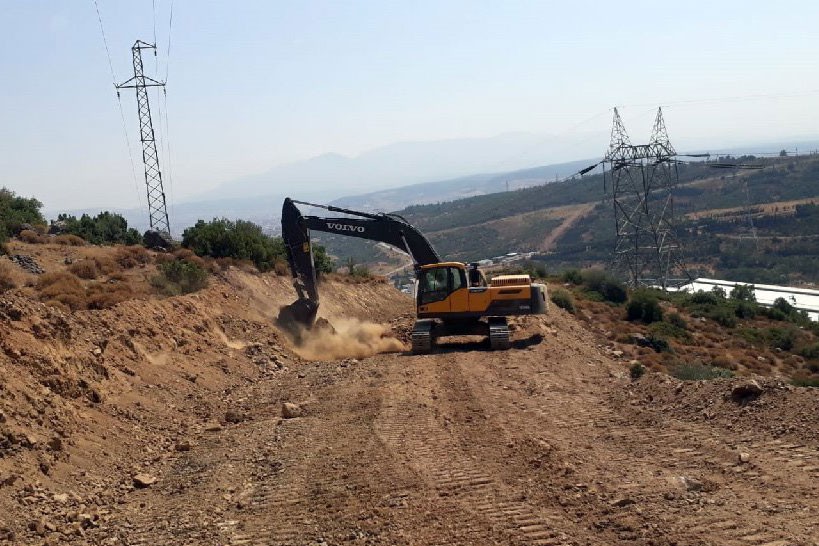 Ekskavatör ve yol çalışması