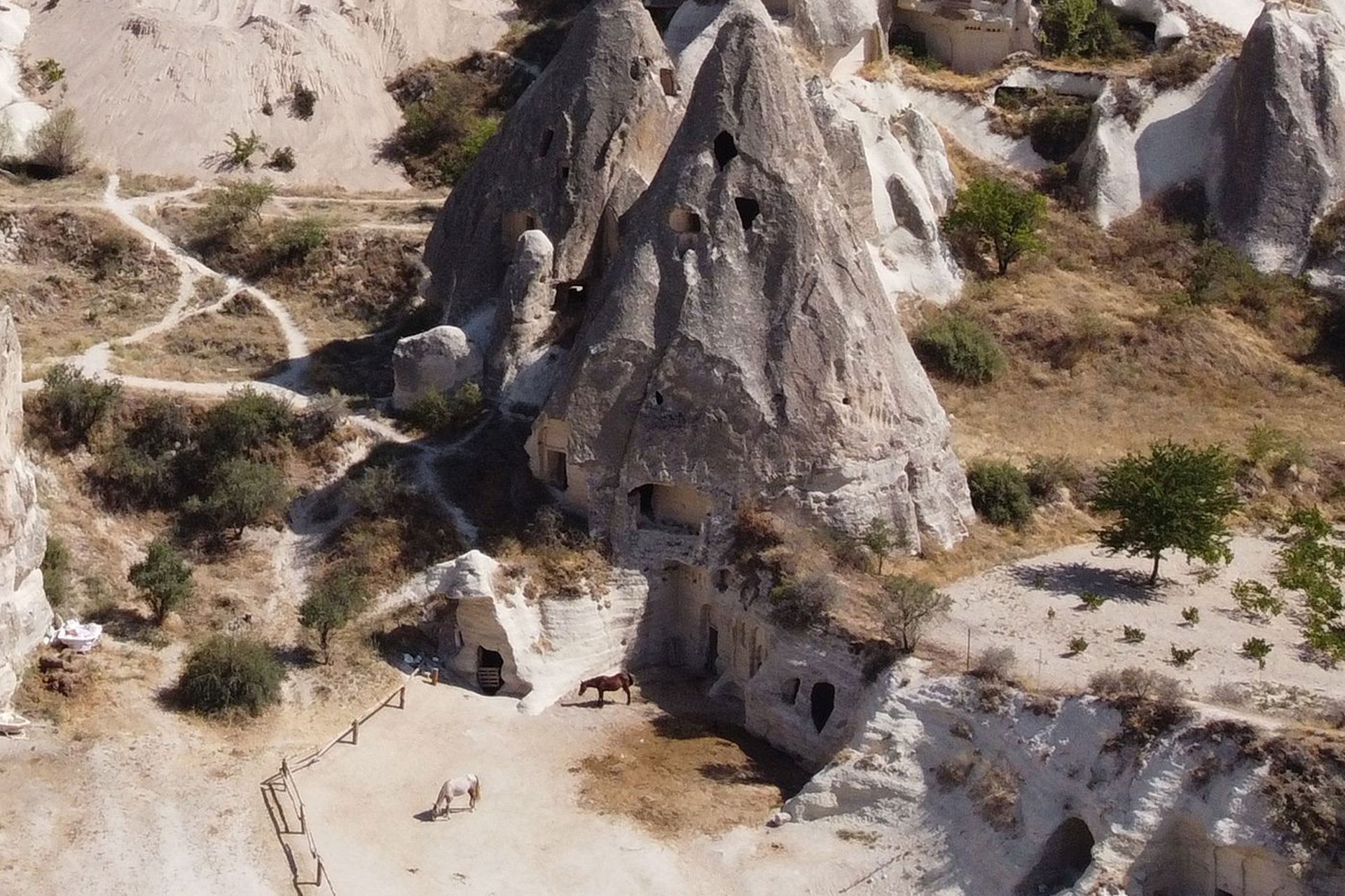 Kapadokya'da at ahırı yapılan yok denilen manastır