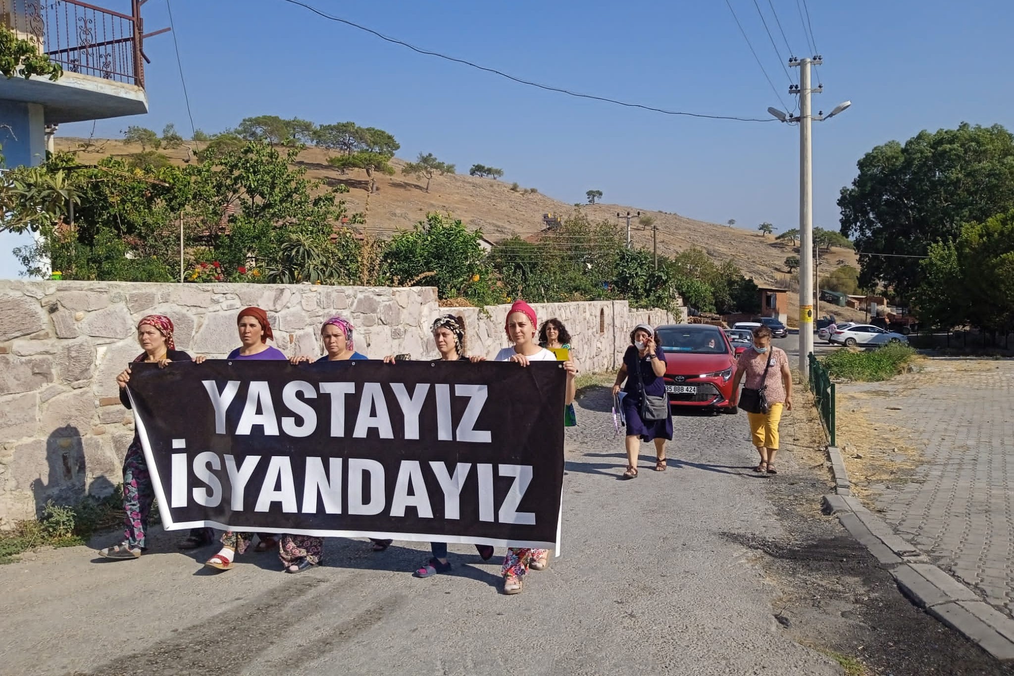 'yastayız isyandayız' pankartı tutan kadınlar