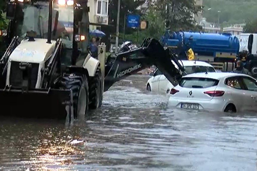 Maltepe'de sokaklar göle döndü