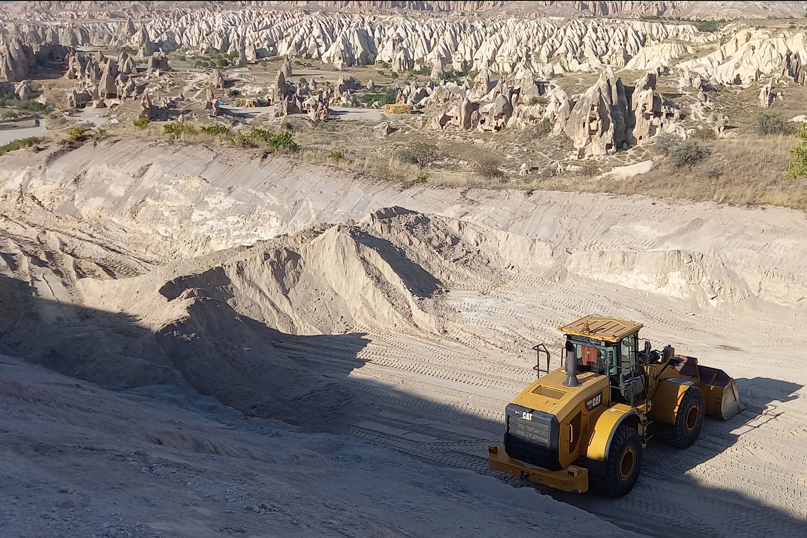 Kapadokya'daki yol çalışmasında iş makineleri