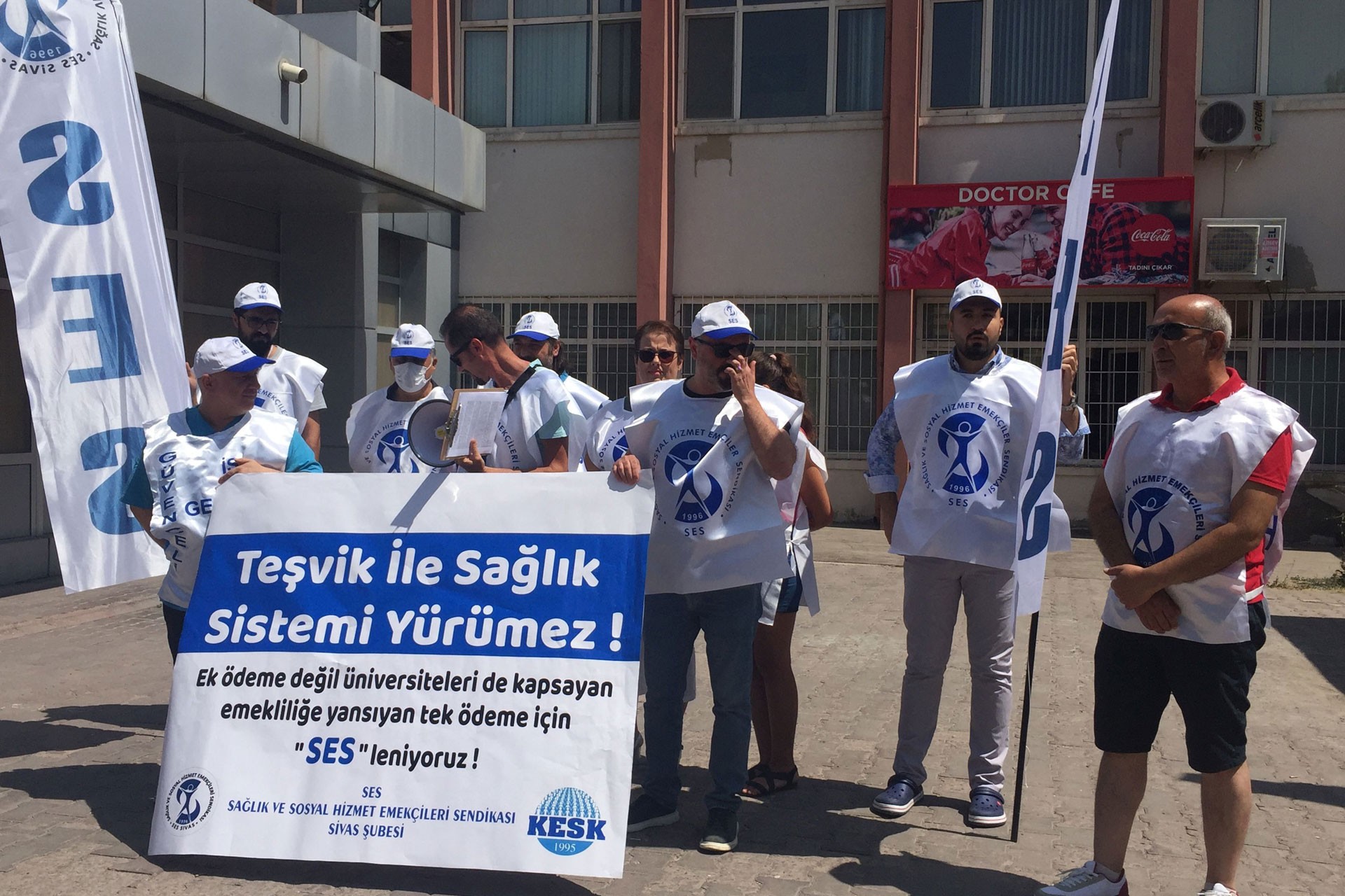 SES'in ayrımcı Ek Ödeme Yönetmeliğine karşı eylemi