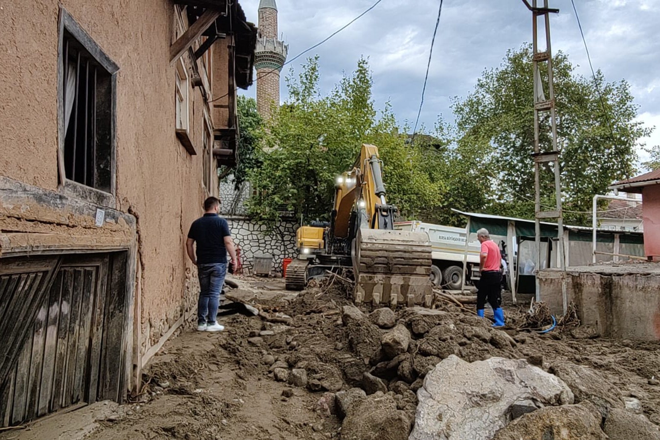 Bursa'da sağanak sonrası çamur dolan mahalle