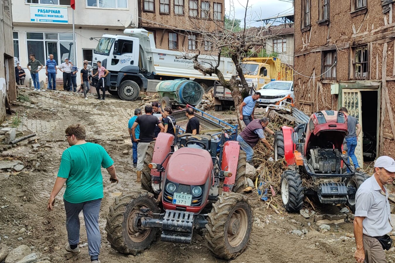 Bursa'da sağanak sonrası çamur dolan mahalle